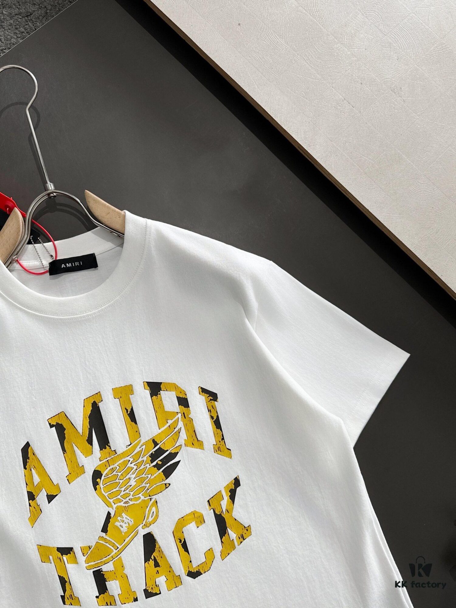 AMIRI Armani 25SS Summer New Round Neck Short Sleeve T-Shirt! 270g Heavyweight High-End Pure Cotton Fabric with Perfect Hand Feel and Texture! Slim Tailoring Design, Clean and Sharp! Fashionable and Stylish! Exquisitely Stitched! Excellent Silhouette! Superb Breathability! Easily Worn by All Age Groups! A Must-Have Item in Every Man's Wardrobe.