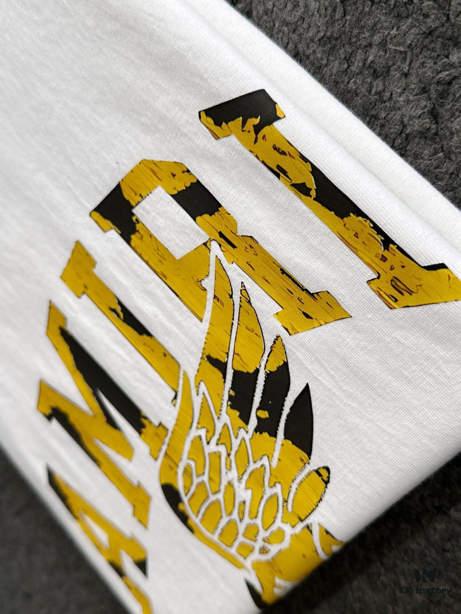 AMIRI Armani 25SS Summer New Round Neck Short Sleeve T-Shirt! 270g Heavyweight High-End Pure Cotton Fabric with Perfect Hand Feel and Texture! Slim Tailoring Design, Clean and Sharp! Fashionable and Stylish! Exquisitely Stitched! Excellent Silhouette! Superb Breathability! Easily Worn by All Age Groups! A Must-Have Item in Every Man's Wardrobe.