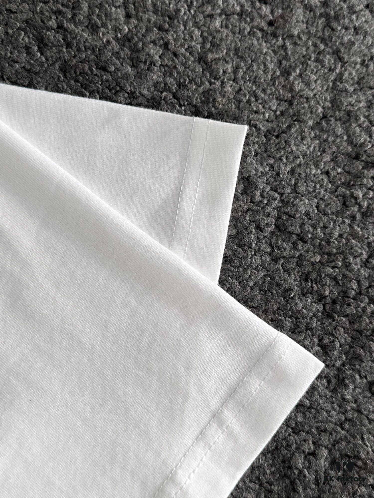 AMIRI Armani 25SS Summer New Round Neck Short Sleeve T-Shirt! 270g Heavyweight High-End Pure Cotton Fabric with Perfect Hand Feel and Texture! Slim Tailoring Design, Clean and Sharp! Fashionable and Stylish! Exquisitely Stitched! Excellent Silhouette! Superb Breathability! Easily Worn by All Age Groups! A Must-Have Item in Every Man's Wardrobe.