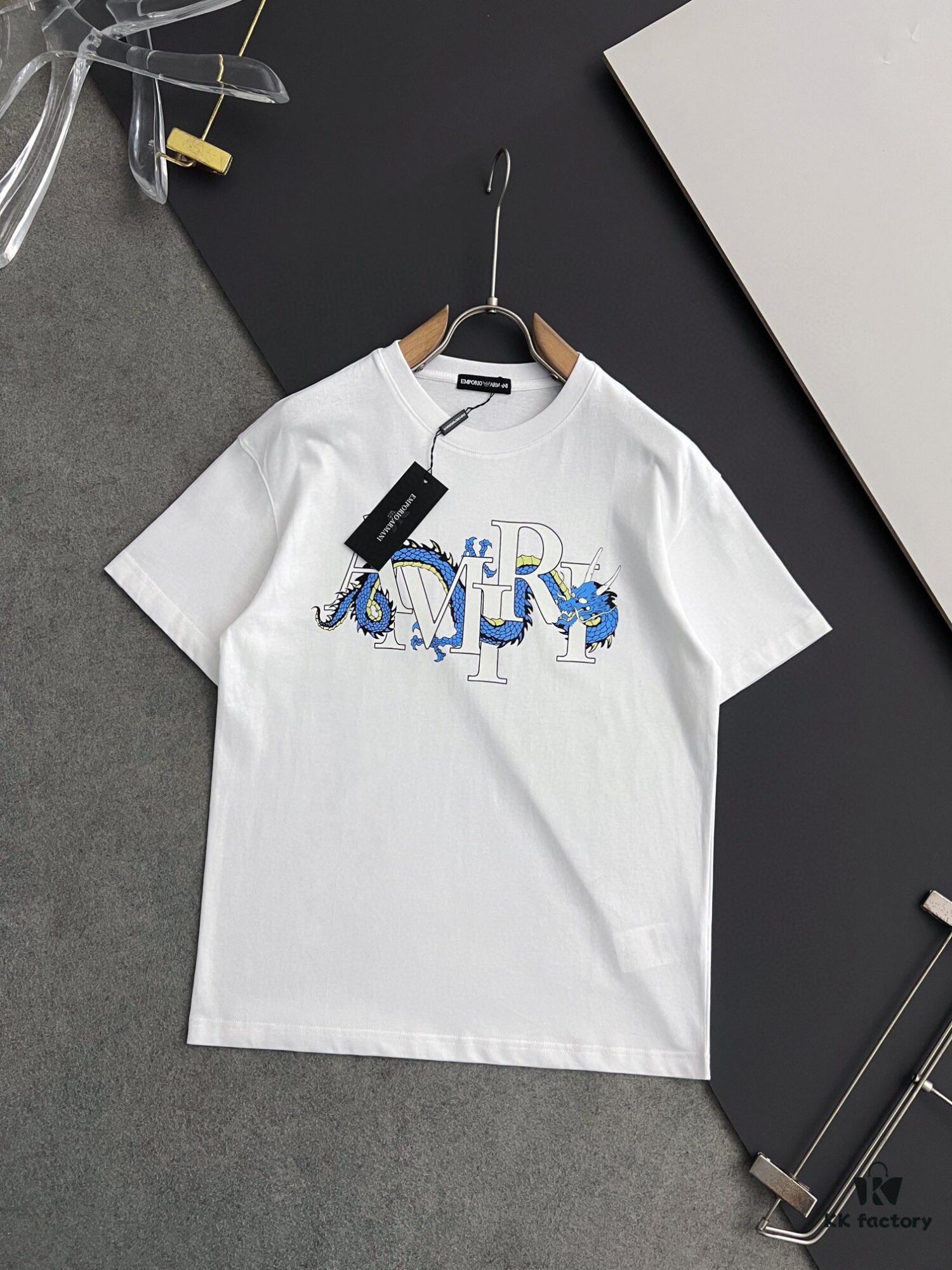 AMIRI Armani 25SS Summer New Round Neck Short Sleeve T-Shirt! 270g Heavyweight High-End Pure Cotton Fabric with Perfect Texture and Feel! Slim Fit Design, Clean and Sharp! Stylish and Attractive! Exquisitely Stitched with Excellent Silhouette! Superior Breathability! Easily Worn by All Age Groups – a Must-Have Item in Every Man's Wardrobe.