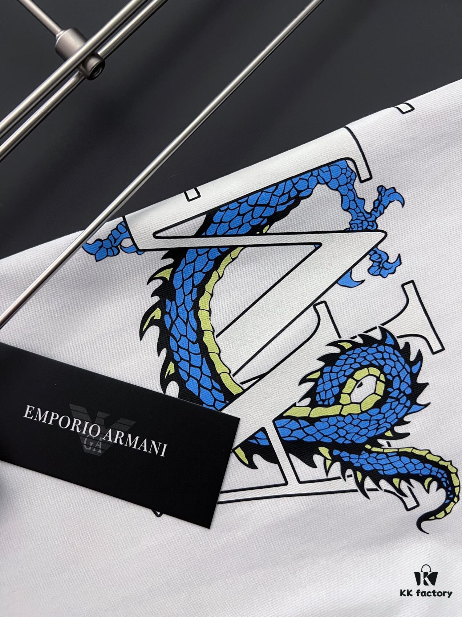 AMIRI Armani 25SS Summer New Round Neck Short Sleeve T-Shirt! 270g Heavyweight High-End Pure Cotton Fabric with Perfect Texture and Feel! Slim Fit Design, Clean and Sharp! Stylish and Attractive! Exquisitely Stitched with Excellent Silhouette! Superior Breathability! Easily Worn by All Age Groups – a Must-Have Item in Every Man's Wardrobe.