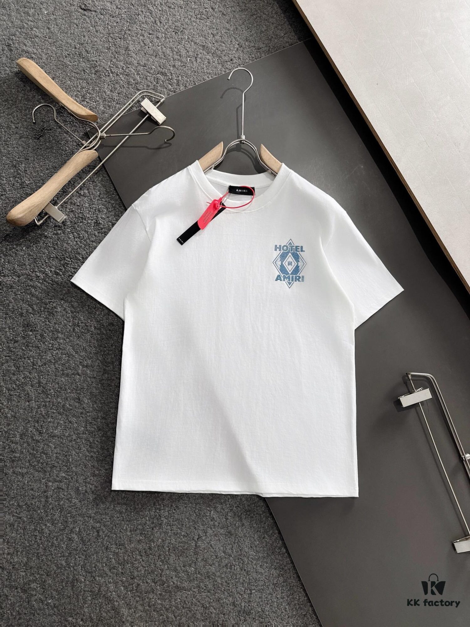 AMIRI Armani 25SS Summer New Arrival Round Neck Short-Sleeve T-Shirt! 270g Heavyweight Premium Cotton Fabric with Perfect Texture and Feel! Slim Tailored Design, Clean and Sharp! Exquisitely Stitched with Excellent Fit and Superior Breathability! Stylish and Versatile for All Ages—an Essential Wardrobe Staple for Men.