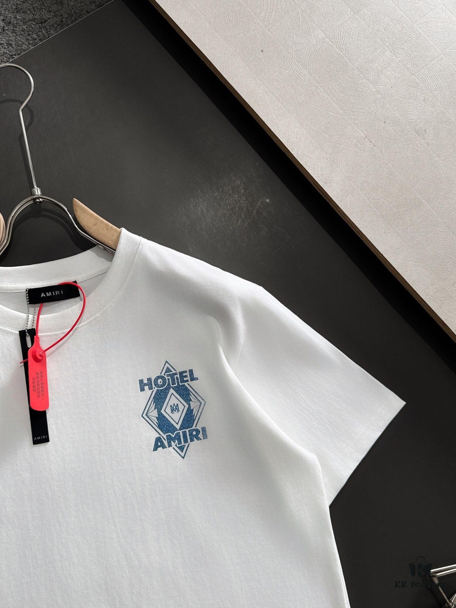 AMIRI Armani 25SS Summer New Arrival Round Neck Short-Sleeve T-Shirt! 270g Heavyweight Premium Cotton Fabric with Perfect Texture and Feel! Slim Tailored Design, Clean and Sharp! Exquisitely Stitched with Excellent Fit and Superior Breathability! Stylish and Versatile for All Ages—an Essential Wardrobe Staple for Men.