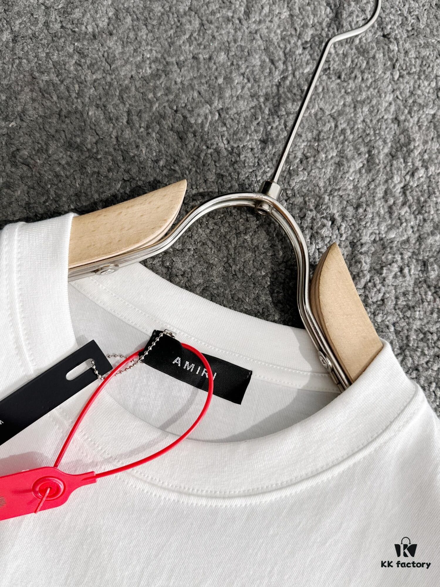 AMIRI Armani 25SS Summer New Arrival Round Neck Short-Sleeve T-Shirt! 270g Heavyweight Premium Cotton Fabric with Perfect Texture and Feel! Slim Tailored Design, Clean and Sharp! Exquisitely Stitched with Excellent Fit and Superior Breathability! Stylish and Versatile for All Ages—an Essential Wardrobe Staple for Men.