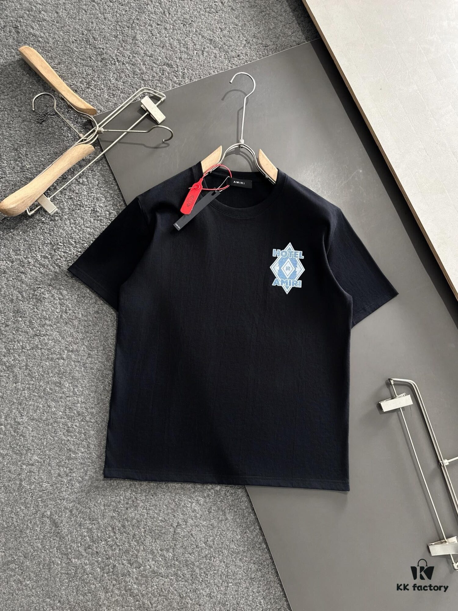 AMIRI Armani 25SS Summer New Round Neck Short Sleeve T-Shirt! 270g Heavyweight High-End Pure Cotton Fabric with Perfect Texture and Hand Feel! Slim Tailored Design, Clean and Sharp! Stylish and Attractive! Exquisitely Stitched with Excellent Silhouette! Superb Breathability! Effortlessly Worn by All Age Groups – an Essential Wardrobe Piece for Men.