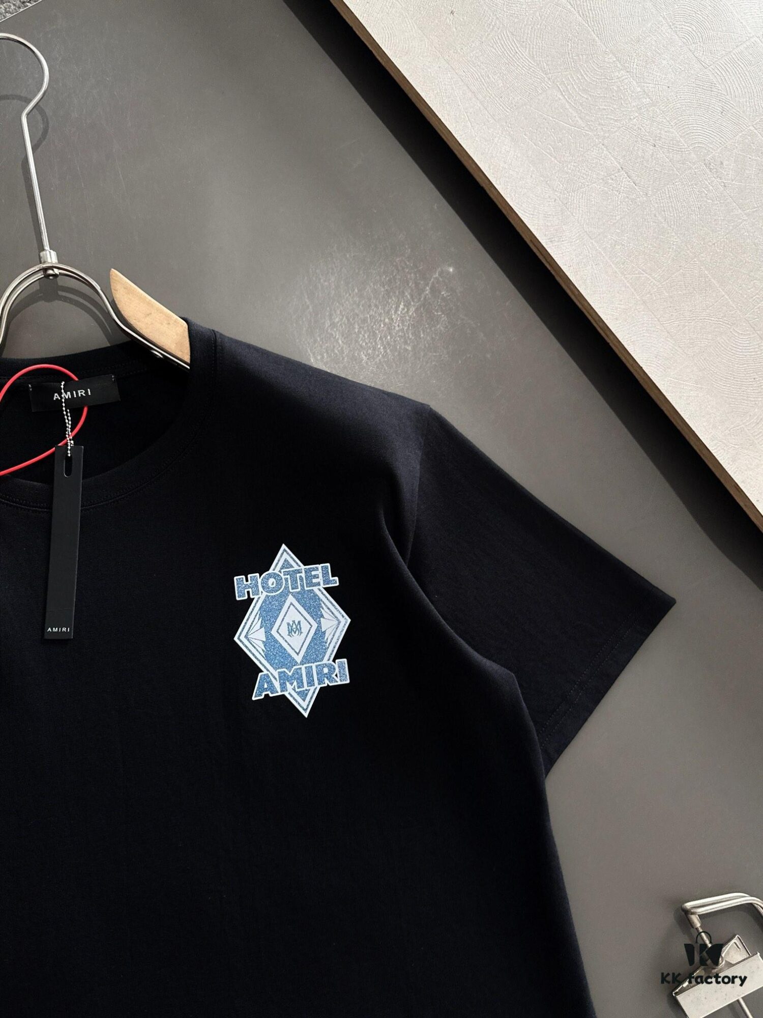 AMIRI Armani 25SS Summer New Round Neck Short Sleeve T-Shirt! 270g Heavyweight High-End Pure Cotton Fabric with Perfect Texture and Hand Feel! Slim Tailored Design, Clean and Sharp! Stylish and Attractive! Exquisitely Stitched with Excellent Silhouette! Superb Breathability! Effortlessly Worn by All Age Groups – an Essential Wardrobe Piece for Men.