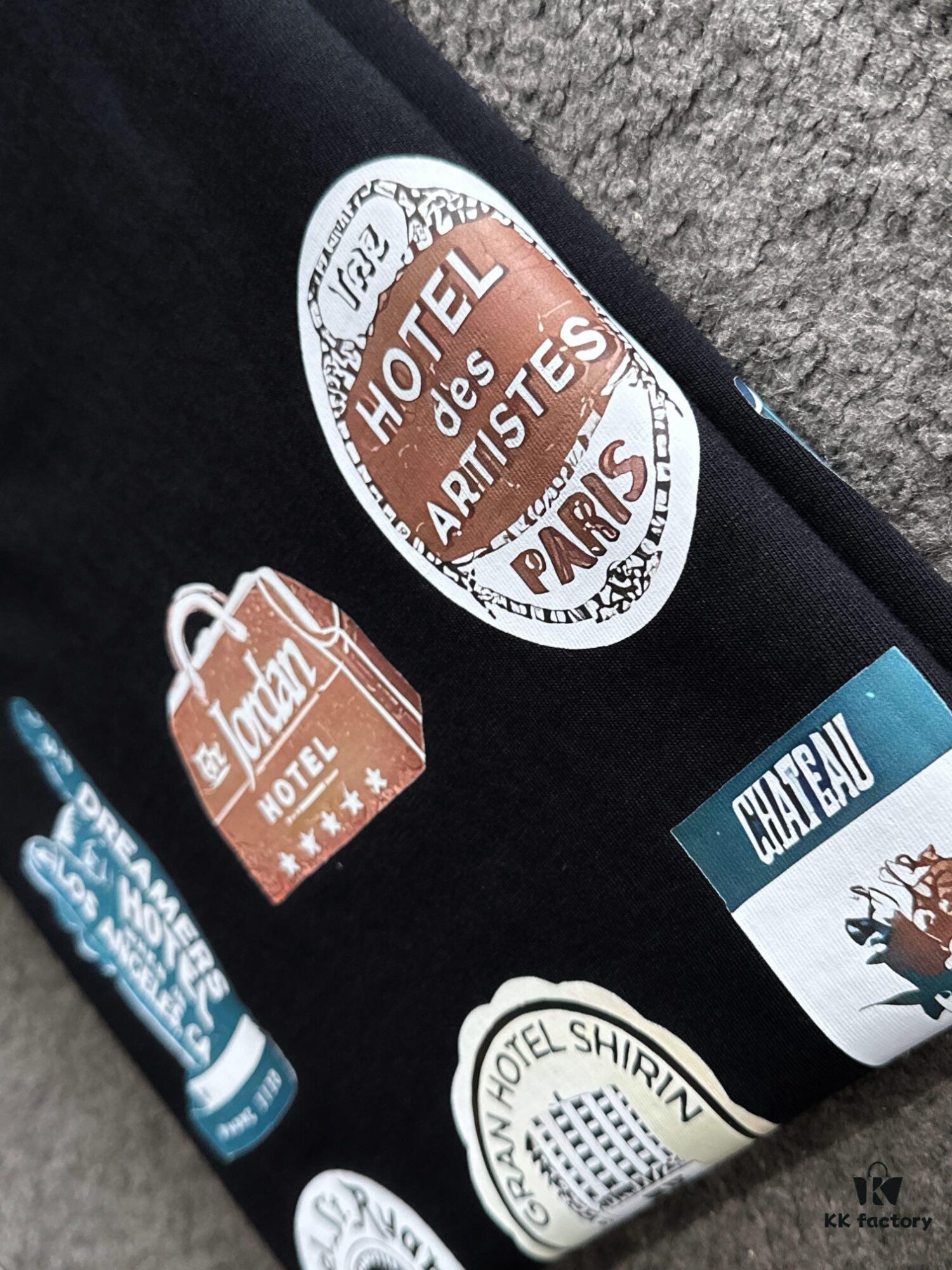 AMIRI Armani 25SS Summer New Round Neck Short Sleeve T-Shirt! 270g Heavyweight High-End Pure Cotton Fabric with Perfect Texture and Hand Feel! Slim Tailored Design, Clean and Sharp! Stylish and Attractive! Exquisitely Stitched with Excellent Silhouette! Superb Breathability! Effortlessly Worn by All Age Groups – an Essential Wardrobe Piece for Men.