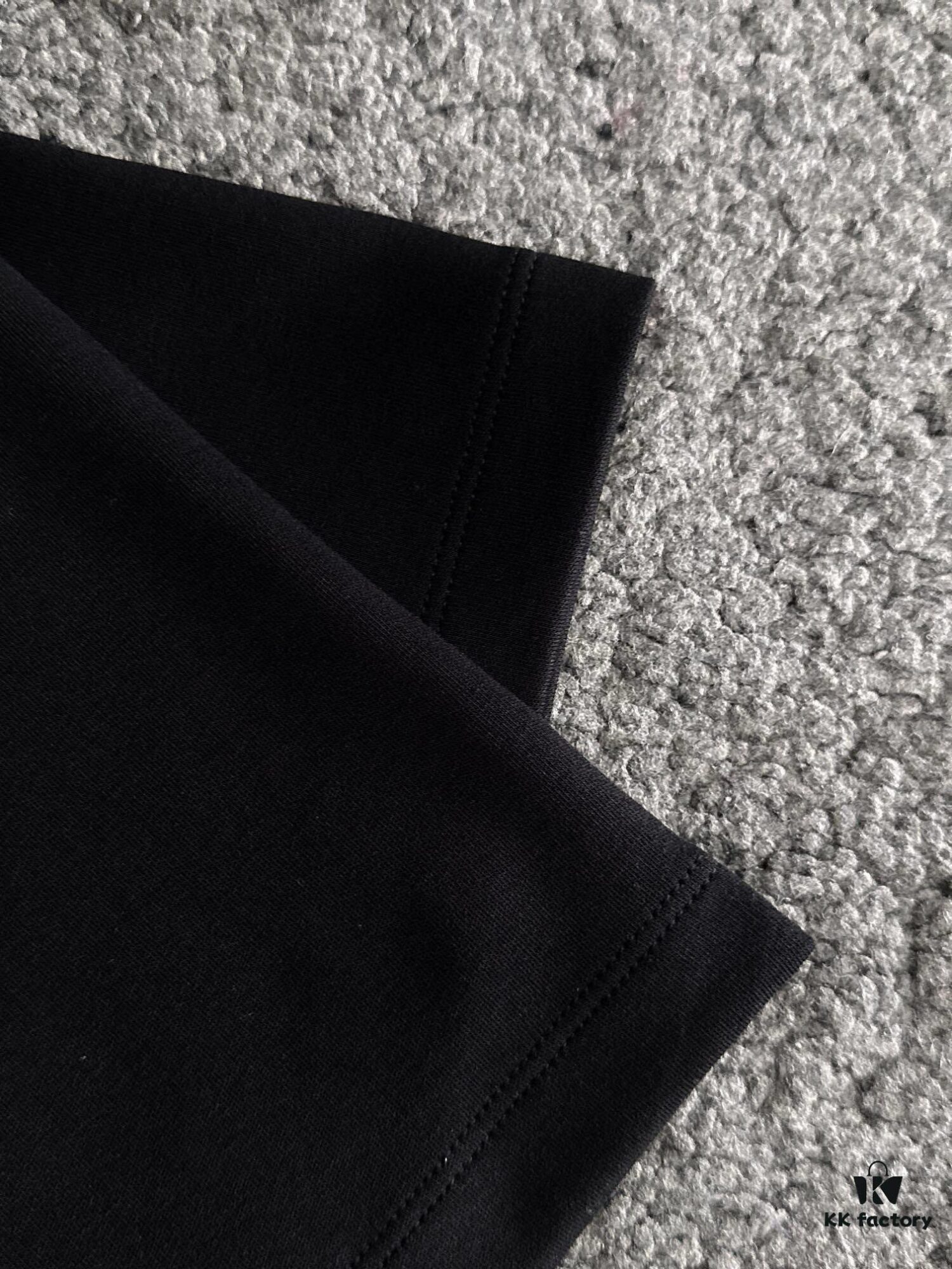 AMIRI Armani 25SS Summer New Round Neck Short Sleeve T-Shirt! 270g Heavyweight High-End Pure Cotton Fabric with Perfect Texture and Hand Feel! Slim Tailored Design, Clean and Sharp! Stylish and Attractive! Exquisitely Stitched with Excellent Silhouette! Superb Breathability! Effortlessly Worn by All Age Groups – an Essential Wardrobe Piece for Men.