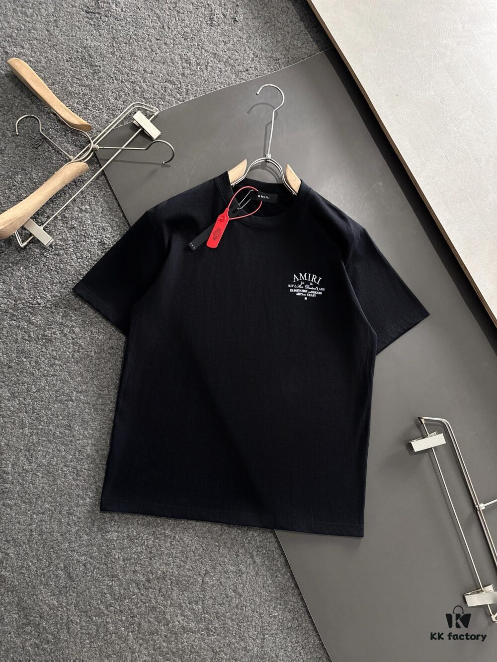 AMIRI Armani 25SS Summer New Round Neck Short Sleeve T-Shirt! 270g Heavyweight Premium Cotton Fabric with Perfect Texture and Hand Feel! Slim Tailored Design, Clean and Sharp! Exquisitely Stitched with Excellent Silhouette! Highly Breathable and Stylish, Suitable for All Ages – a Must-Have Wardrobe Essential for Men.