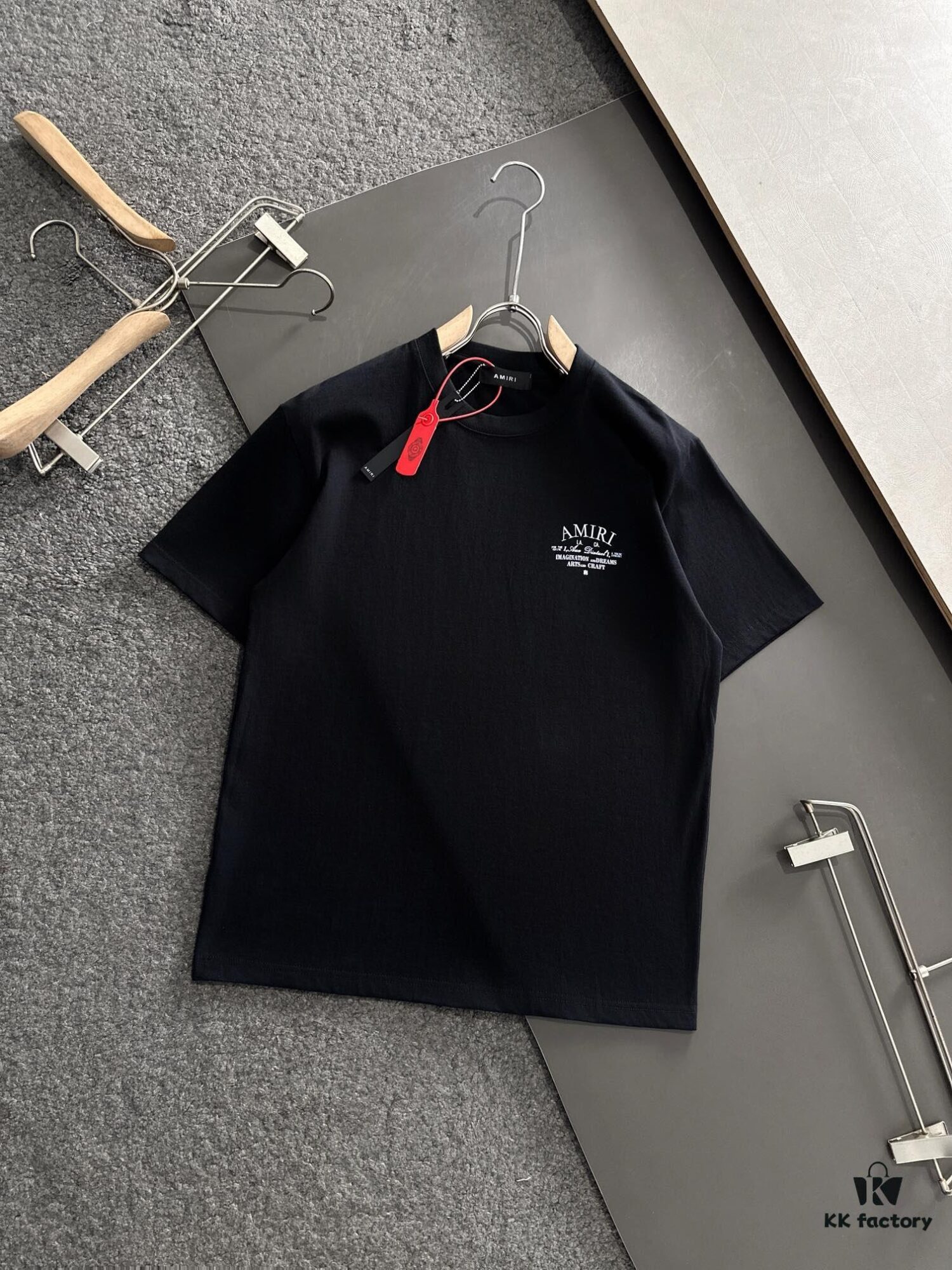 AMIRI Armani 25SS Summer New Round Neck Short Sleeve T-Shirt! 270g Heavyweight Premium Cotton Fabric with Perfect Texture and Hand Feel! Slim Tailored Design, Clean and Sharp! Exquisitely Stitched with Excellent Silhouette! Highly Breathable and Stylish, Suitable for All Ages – a Must-Have Wardrobe Essential for Men.