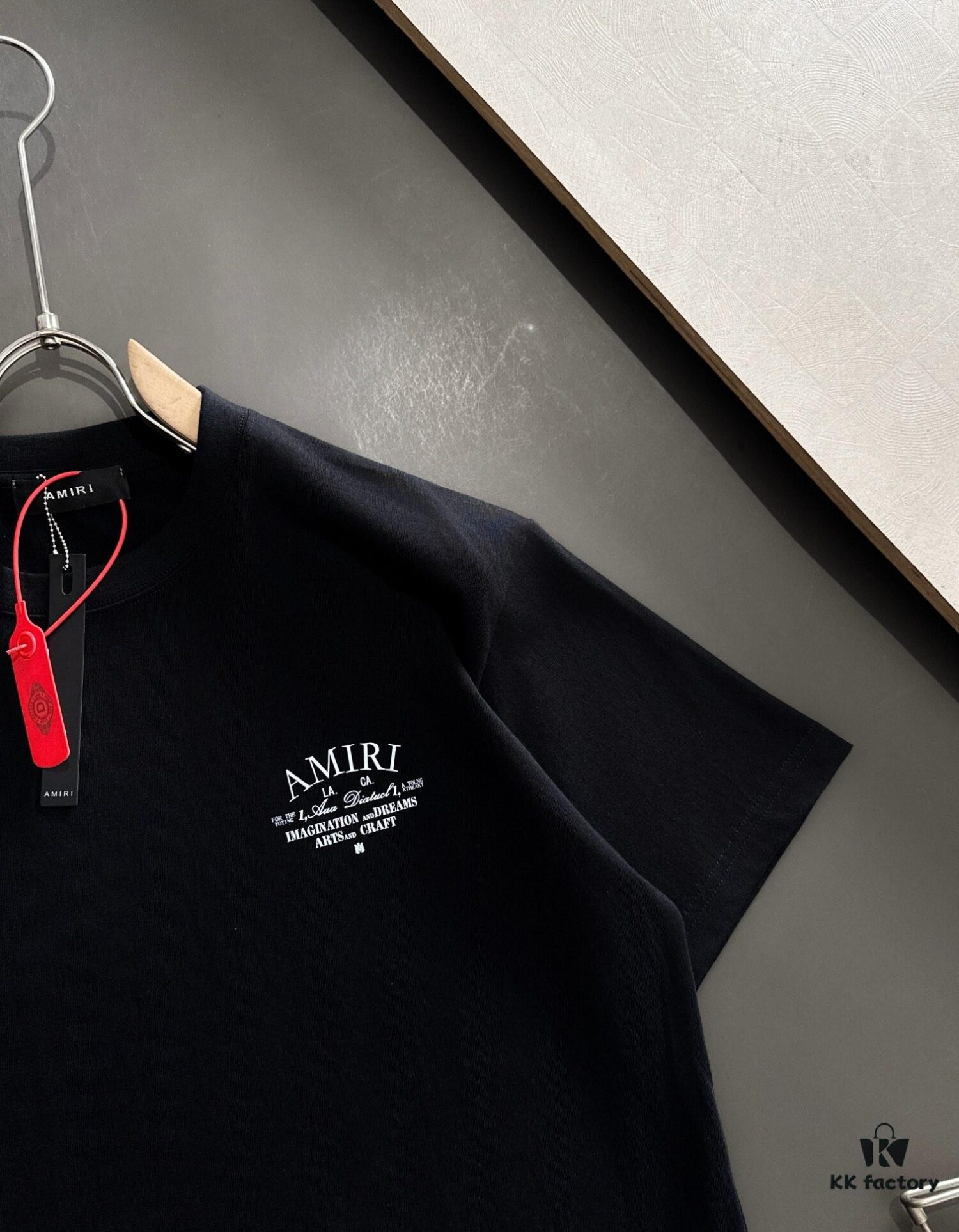 AMIRI Armani 25SS Summer New Round Neck Short Sleeve T-Shirt! 270g Heavyweight Premium Cotton Fabric with Perfect Texture and Hand Feel! Slim Tailored Design, Clean and Sharp! Exquisitely Stitched with Excellent Silhouette! Highly Breathable and Stylish, Suitable for All Ages – a Must-Have Wardrobe Essential for Men.