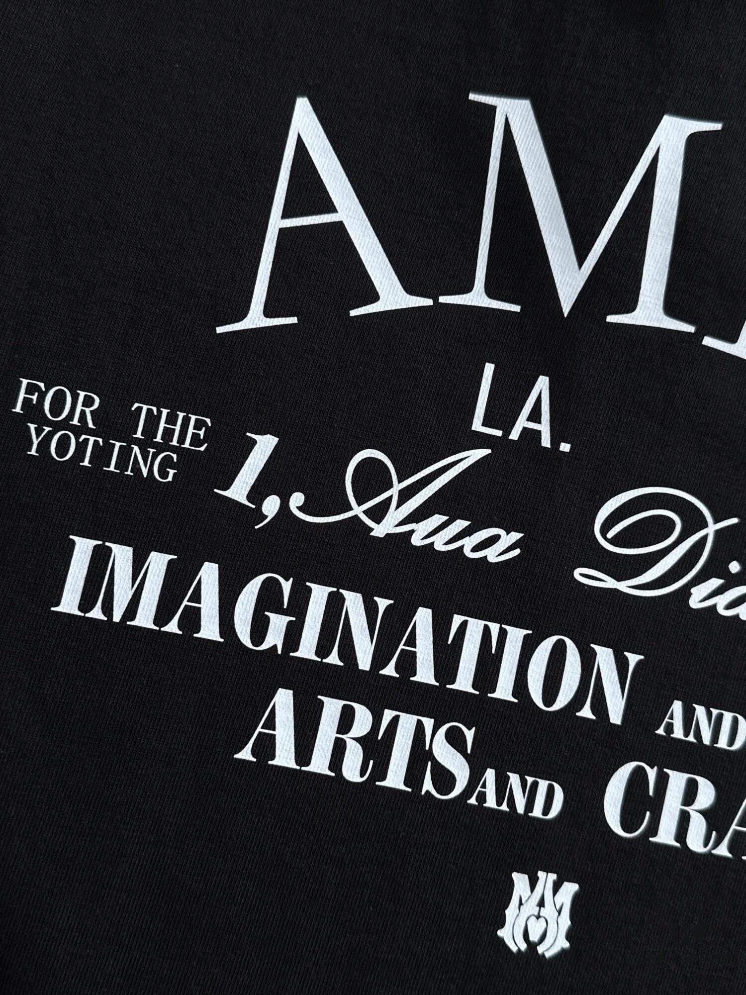 AMIRI Armani 25SS Summer New Round Neck Short Sleeve T-Shirt! 270g Heavyweight Premium Cotton Fabric with Perfect Texture and Hand Feel! Slim Tailored Design, Clean and Sharp! Exquisitely Stitched with Excellent Silhouette! Highly Breathable and Stylish, Suitable for All Ages – a Must-Have Wardrobe Essential for Men.