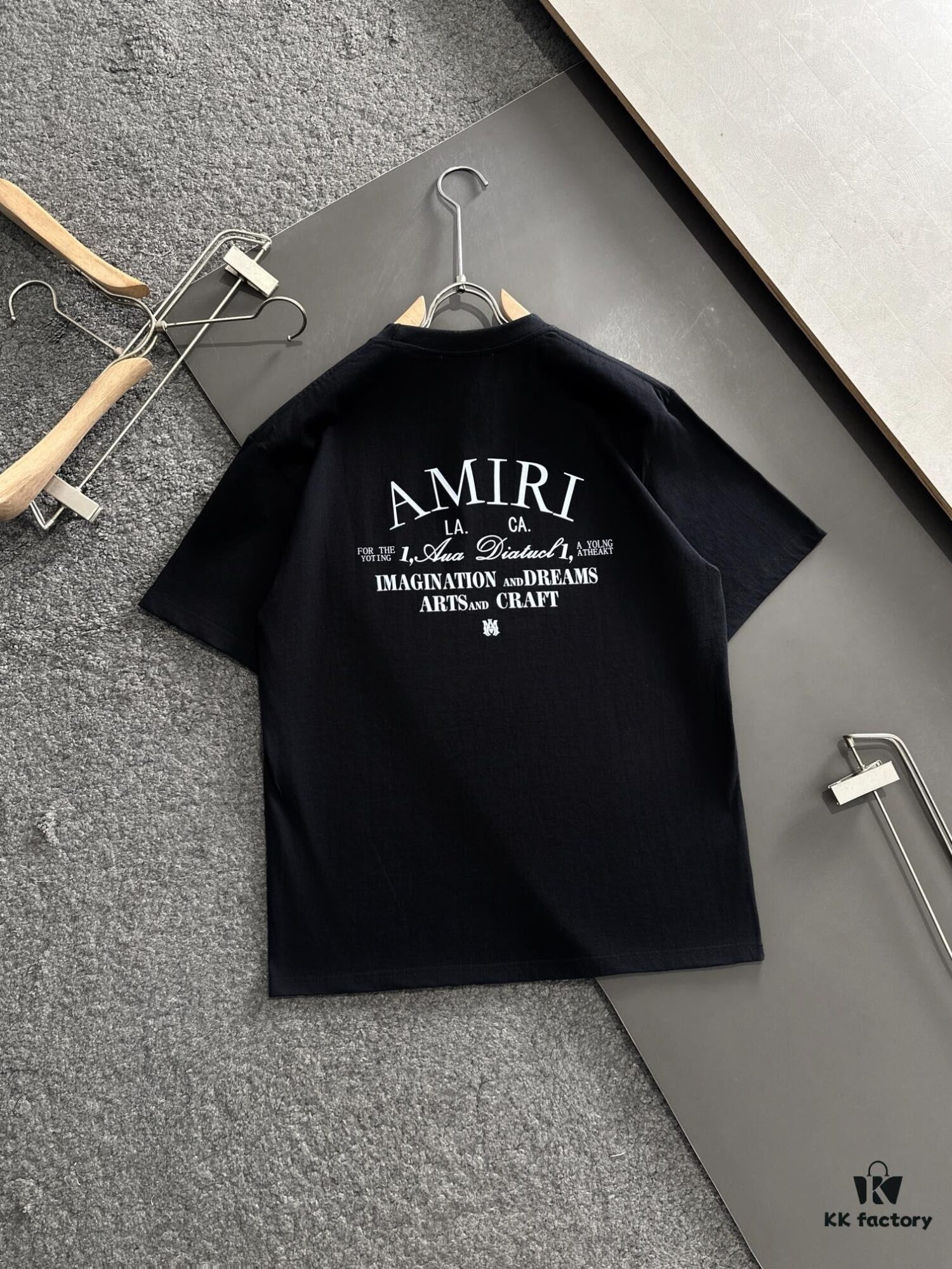 AMIRI Armani 25SS Summer New Round Neck Short Sleeve T-Shirt! 270g Heavyweight Premium Cotton Fabric with Perfect Texture and Hand Feel! Slim Tailored Design, Clean and Sharp! Exquisitely Stitched with Excellent Silhouette! Highly Breathable and Stylish, Suitable for All Ages – a Must-Have Wardrobe Essential for Men.