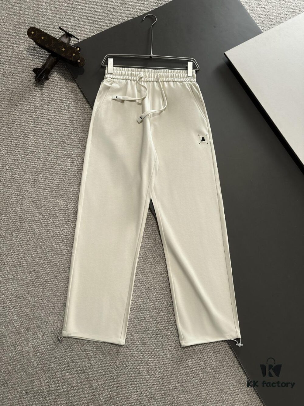 Armani 2025 Spring/Summer New Elastic Waist Casual Pants, Lightweight Custom Counter Fabric, Breathable and Comfortable, Exquisite Details, Brand Design Concept, High Quality, Soft and Smooth Touch, Leisure Cut with Excellent Fit