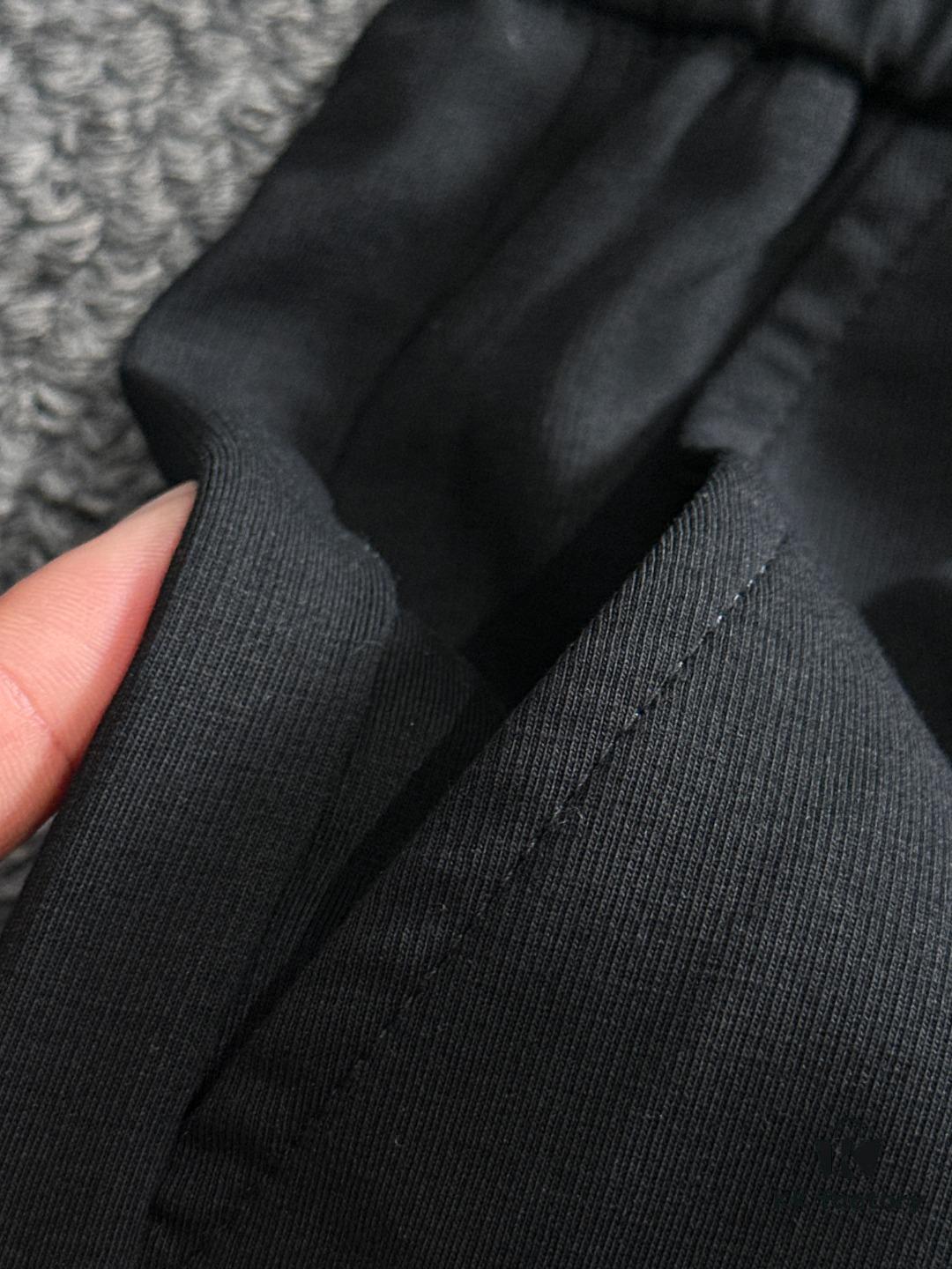 Armani 2025 Spring Summer New Arrival Elastic Waist Casual Pants, Lightweight Premium Custom Fabric, Breathable and Comfortable, Exquisite Details, Brand-Inspired Design, High-Quality Craftsmanship, Soft and Smooth Texture, Stylish Relaxed Cut with Excellent Fit