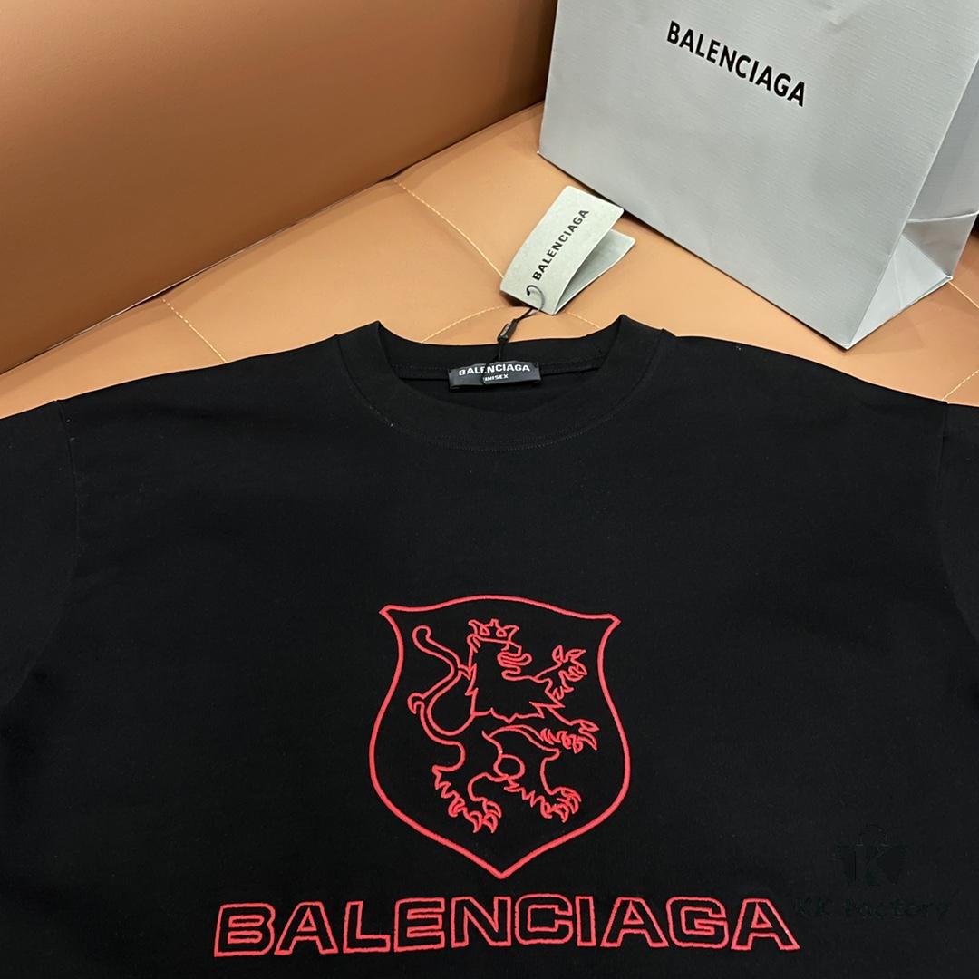 Balenciaga ➡️ Paris Fashion x Manchester United 25SS Spring Collection Premium Embroidered Logo Short Sleeve Round Neck T-Shirt Unisex
