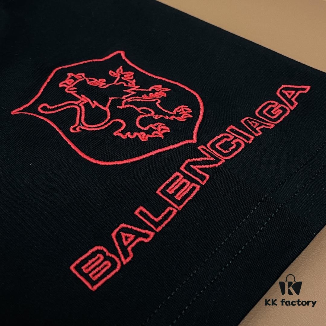 Balenciaga ➡️ Paris Fashion x Manchester United 25SS Spring Collection Premium Embroidered Logo Short Sleeve Round Neck T-Shirt Unisex