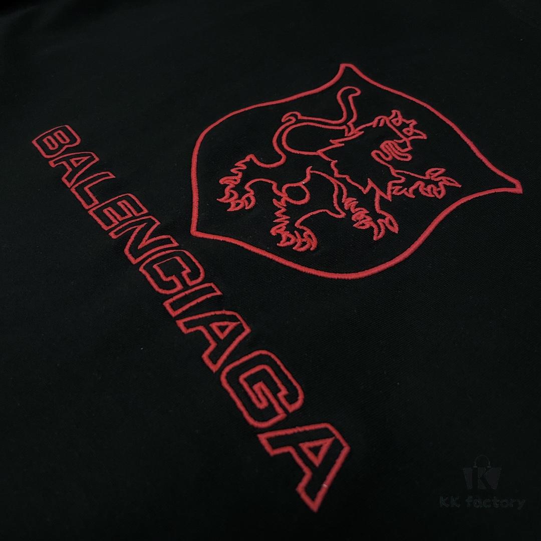 Balenciaga ➡️ Paris Fashion x Manchester United 25SS Spring Collection Premium Embroidered Logo Short Sleeve Round Neck T-Shirt Unisex