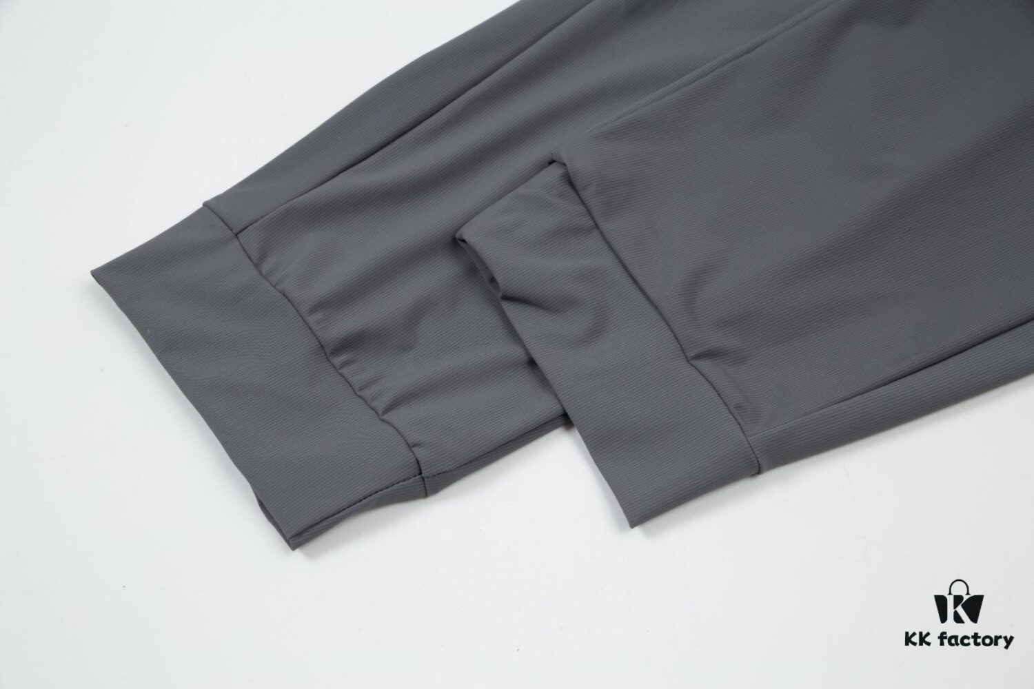 TB Tom Brown Spring and Summer New Arrival High-Quality Lightweight Sport Casual Ice-Silk Pants, Smooth Comfortable Wrinkle-Free Trousers in Two Classic Colors