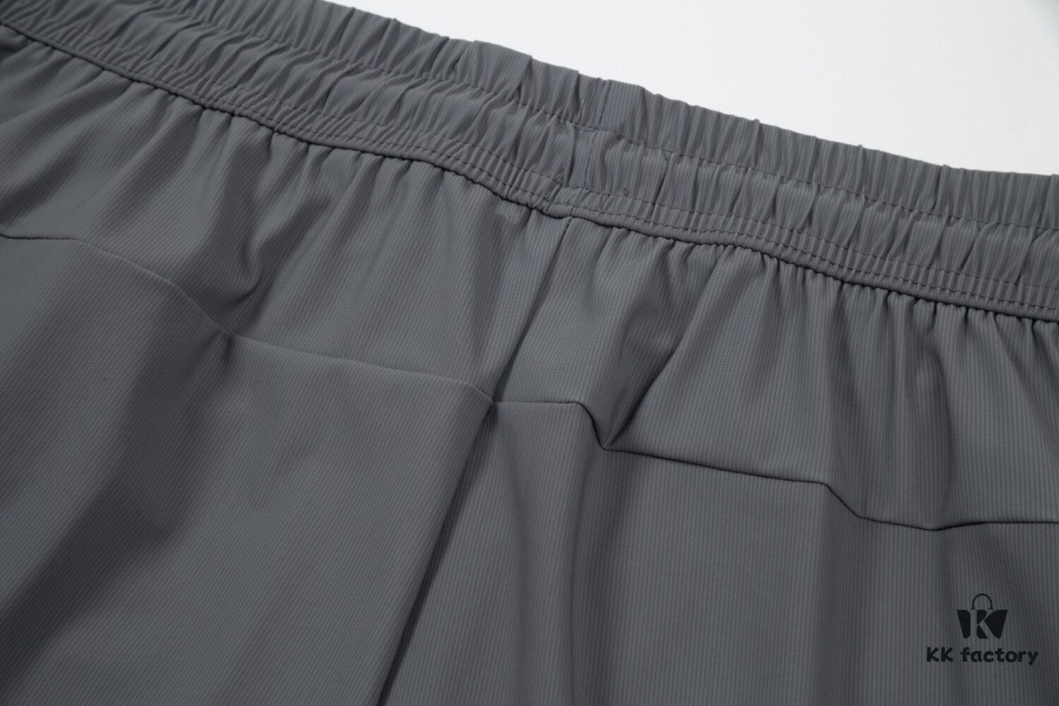 TB Tom Brown Spring and Summer New Arrival High-Quality Lightweight Sport Casual Ice-Silk Pants, Smooth Comfortable Wrinkle-Free Trousers in Two Classic Colors