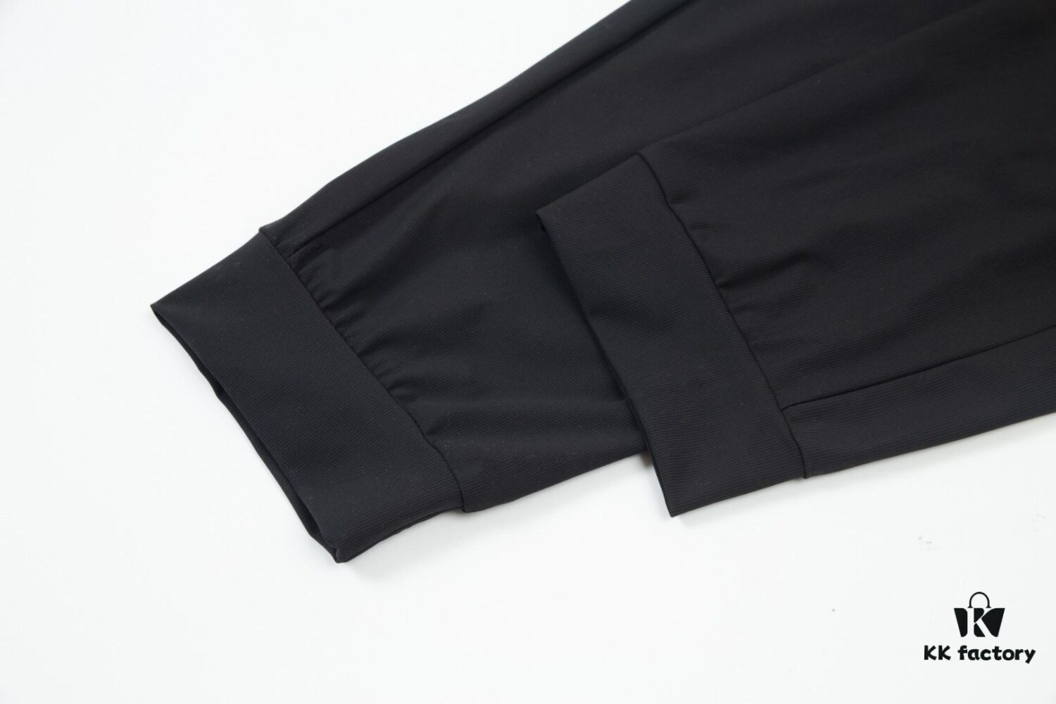 TB Tommy Brown Spring and Summer New Arrival High-Quality Lightweight Sporty Ice-Silk Pants in Two Classic Colors, Smooth Comfortable Wrinkle-Free and Seamless Design