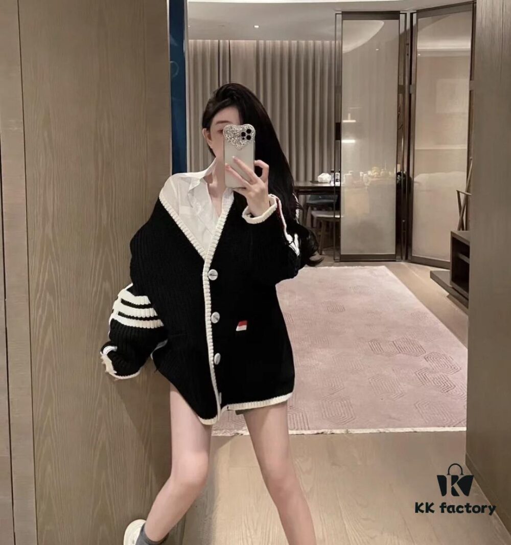 Thom Browne Color-Blocked V-Neck Classic Pocket Logo Mid-Length Knit Cardigan