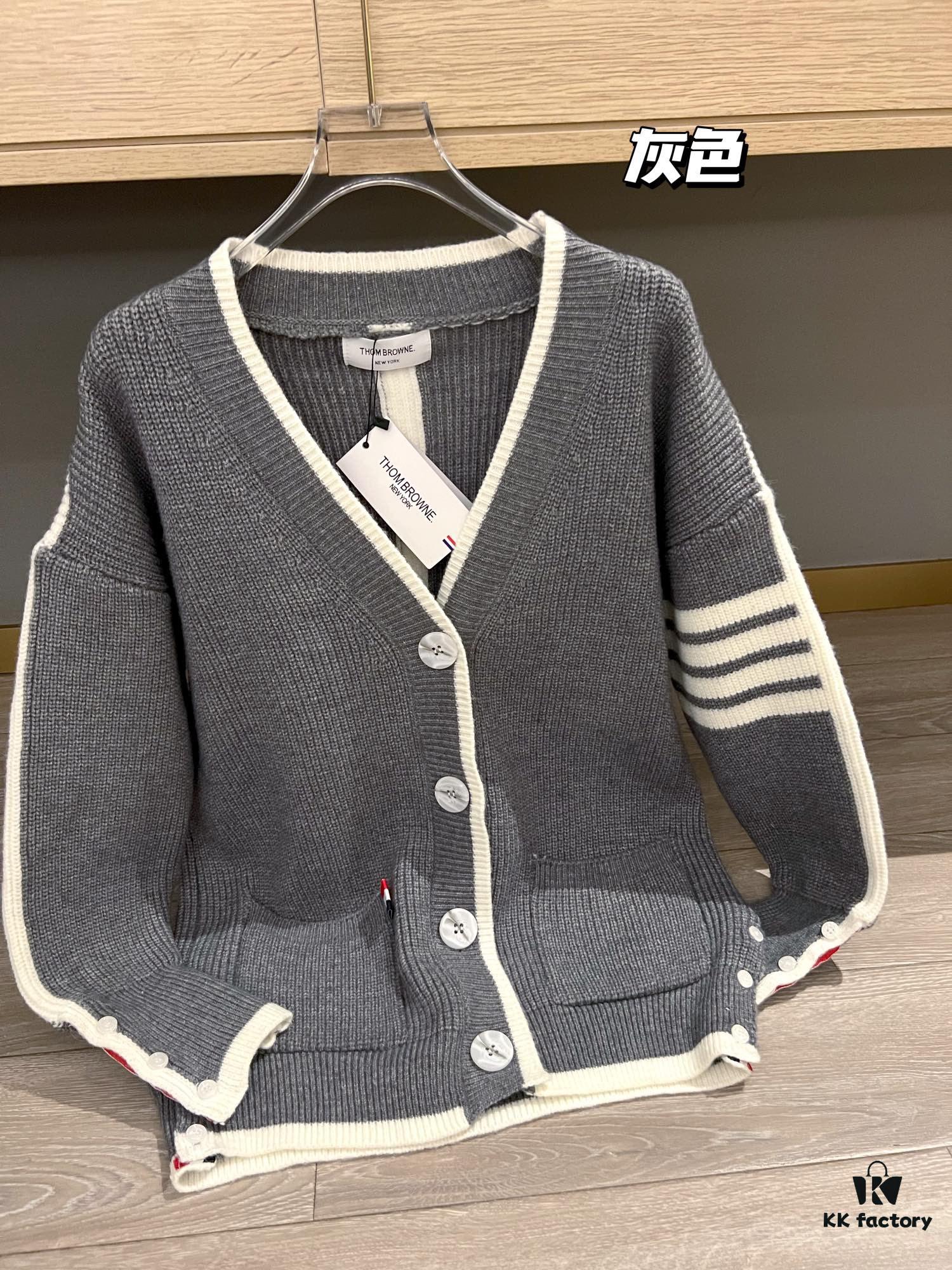 Thom Browne Color-Blocked V-Neck Classic Pocket Logo Mid-Length Knit Cardigan