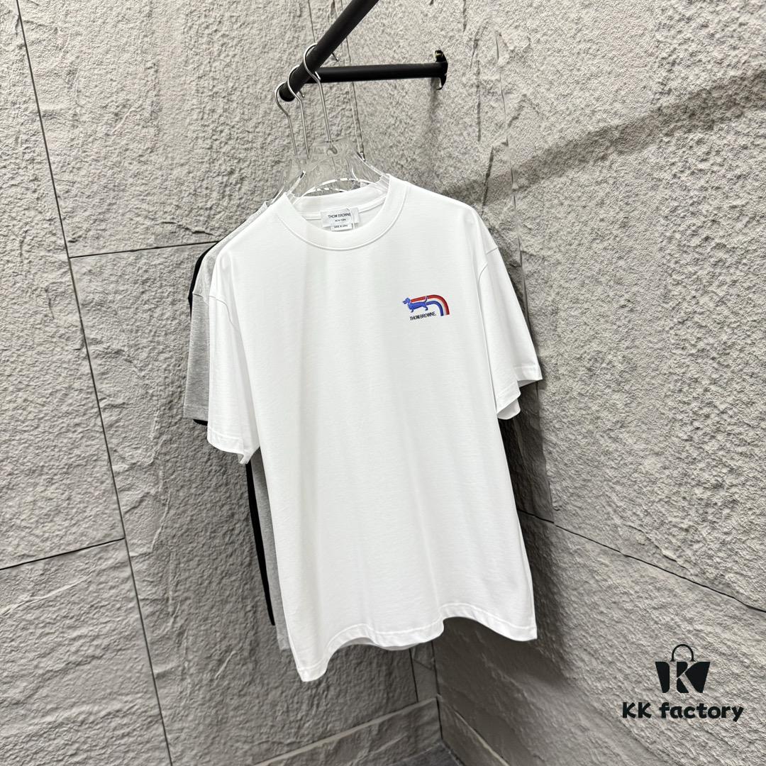 TB*Tommy* 2025 Spring/Summer New Arrival Classic Red, White and Blue Three-Stripe Scarf with Dog Embroidery Short Sleeve T-Shirt Unisex Custom Double Gauze Plain Weave 100% Cotton 300 Fabric