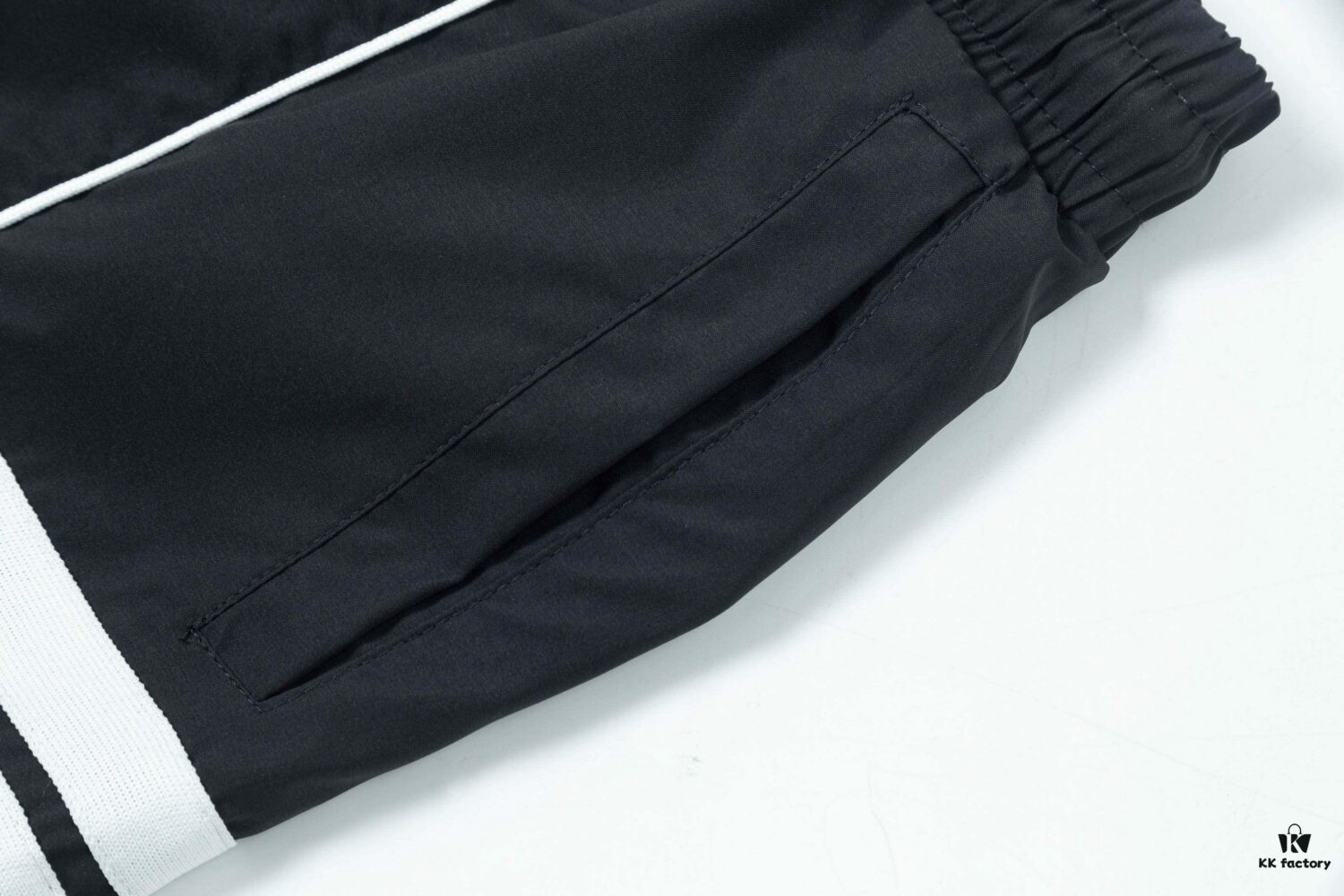 2025 TB New Quick-Dry Beach Shorts, Custom Fabric, Embroidered Logo, Structured Fit with Straight Stripe Panels