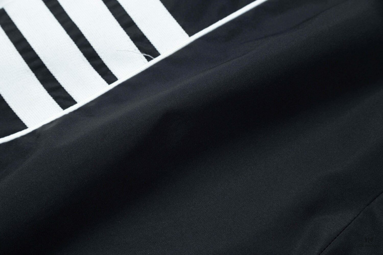 2025 TB New Quick-Dry Beach Shorts, Custom Fabric, Embroidered Logo, Structured Fit with Straight Stripe Panels