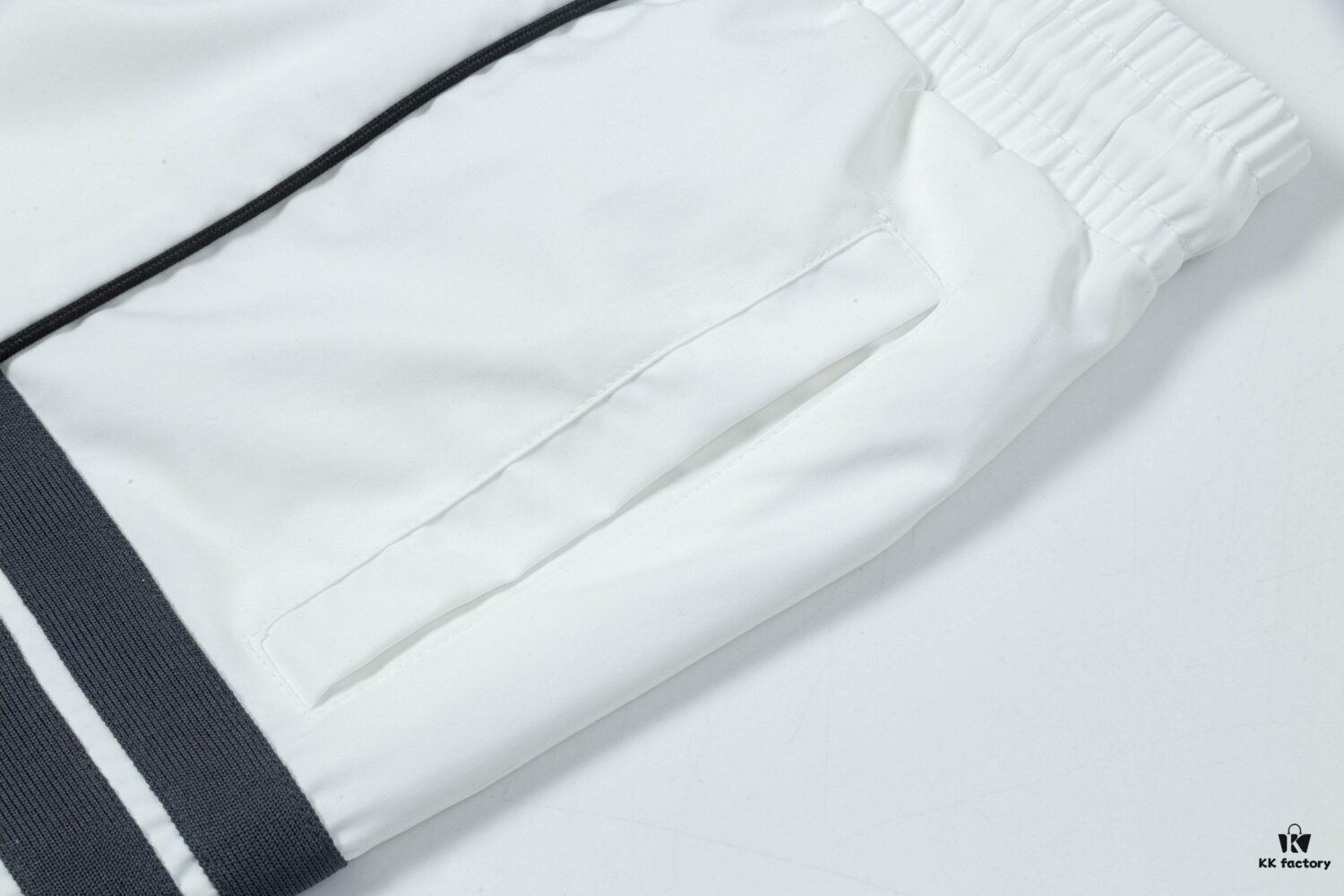 2025 TB New Quick-Dry Beach Shorts, Custom Fabric, Embroidered Logo, Slim Tailored Fit with Straight Stripe Panel Design