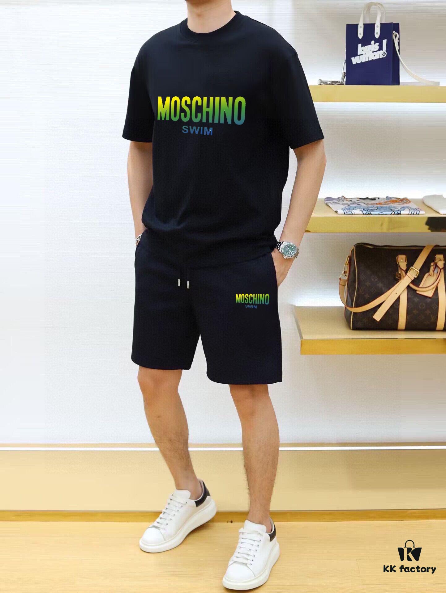 MOSCHINO 2025 New Men's Short Sleeve T-Shirt and Shorts Set! Official Website Synchronized Sales! High-End Version Available! Exquisitely Soft and Comfortable Fabric! Three-Dimensional Tailoring with Outstanding Silhouette!