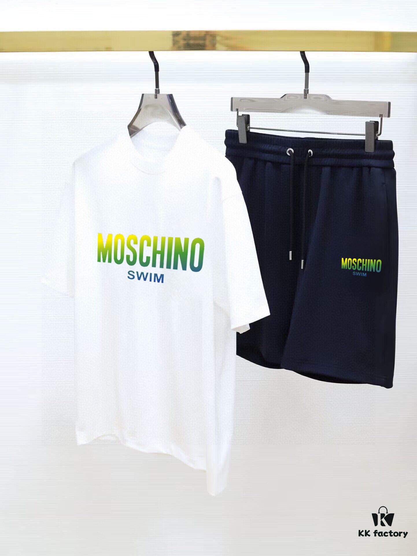 MOSCHINO 2025 New Men's Short Sleeve T-Shirt and Shorts Set! Official Website Synchronized Sales! High-End Version Available! Exquisitely Soft and Comfortable Fabric! Three-Dimensional Tailoring with Outstanding Silhouette!