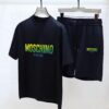 MOSCHINO 2025 New Men's Short Sleeve T-Shirt and Shorts Set! Official Website Synchronized Sales! High-End Version Available! Exquisitely Soft and Comfortable Fabric! Three-Dimensional Tailoring with Outstanding Silhouette!