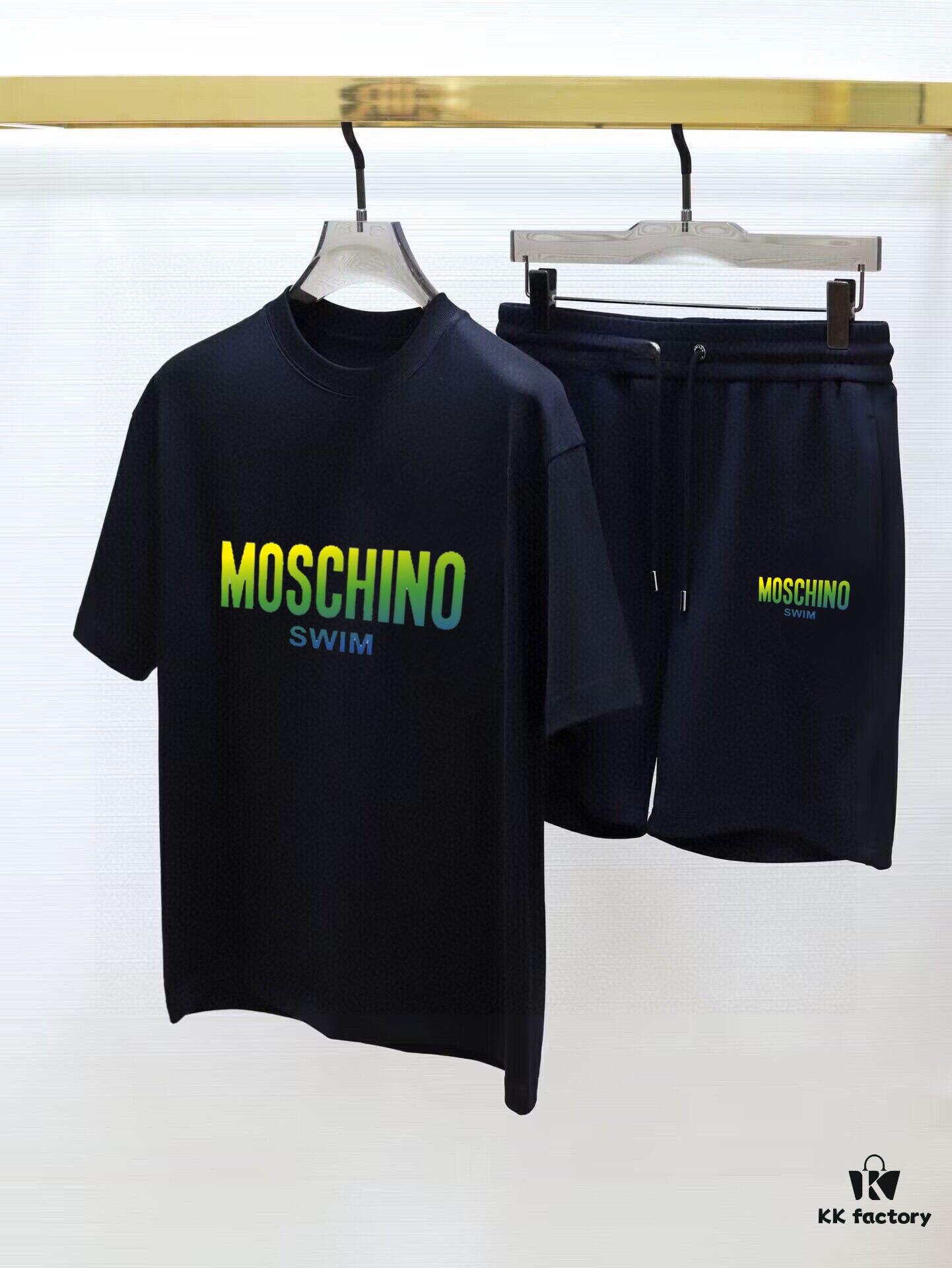 MOSCHINO 2025 New Men's Short Sleeve T-Shirt and Shorts Set! Official Website Synchronized Sales! High-End Version Available! Exquisitely Soft and Comfortable Fabric! Three-Dimensional Tailoring with Outstanding Silhouette!