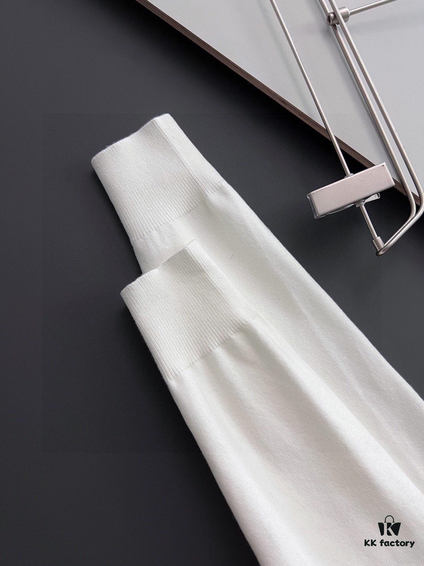 MOSCHINO Autumn/Winter Classic Crew Neck Wool Pullover, 2025 New Arrival, Slim Fit, Premium Blend Fabric, Timeless Style