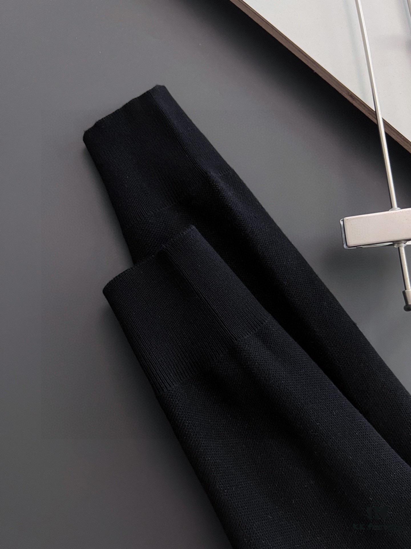 MOSCHINO Autumn/Winter Classic Crew Neck Wool Pullover, 2025 New Arrival, Slim Fit, Premium Blend Fabric, Timeless Style