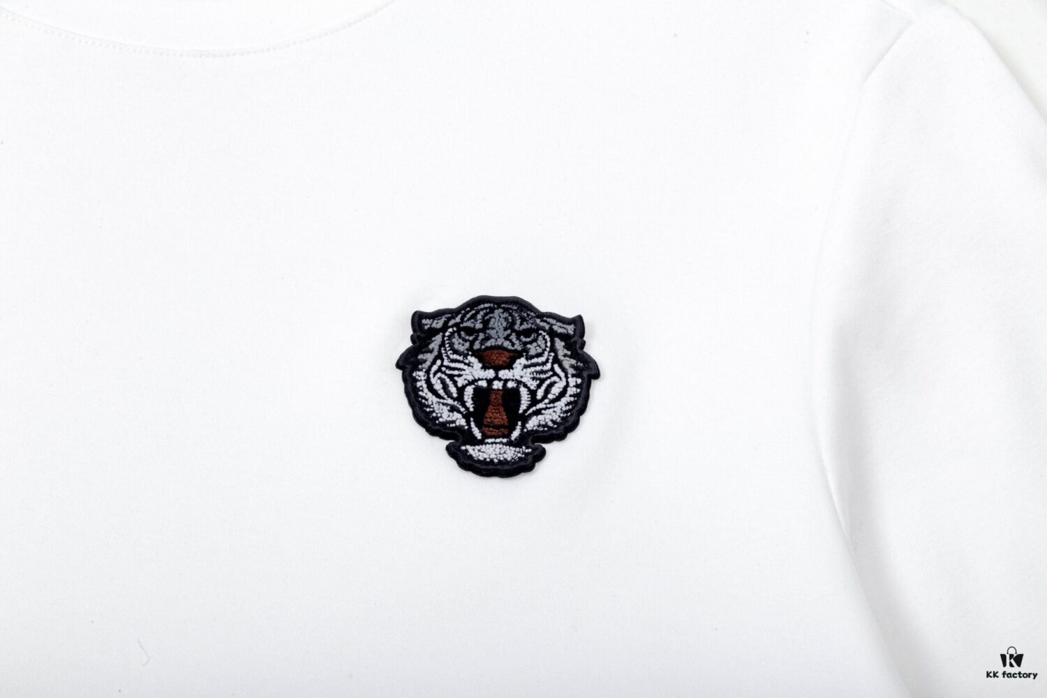 KEZNO – 2025 New Spring/Summer Premium 270g Silk-Cotton Short Sleeve T-Shirt with Embroidered Tiger Head Design, 3D Embossment Exuding Mature Elegance, Minimalist Classic Logo, Ideal Choice for Spring and Summer Wear