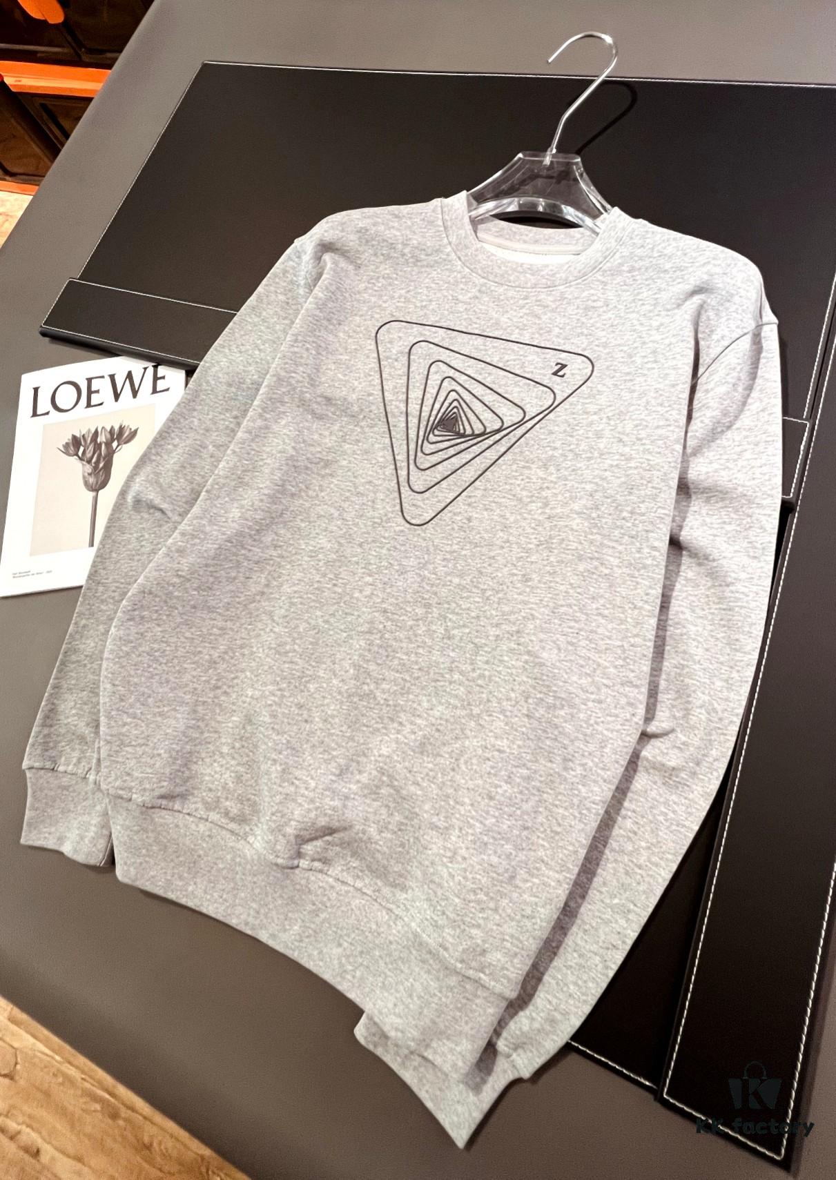 JENI - Unique Line and Letter Z Design Silicone Craft Paired Subtly, 420g Regular Round Neck Sweatshirt for Autumn and Winter