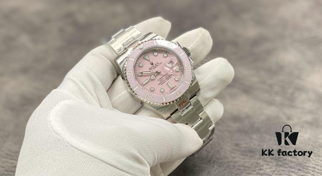 GMF Updates V2 Version Submariner: Reimagined with Heart! GM is dedicated to the continuous refinement and upgrade of Rolex Submariner (Sub) series. This time, it debuts with unprecedented craftsmanship! Presenting the SUB that every watch enthusiast—brothers, uncles, cousins—has been waiting for. Especially introducing the long-anticipated Pink Submariner for female watch lovers. In the past, existing market versions of pink submariners have frequently disappointed due to poor quality and subpar finish: 'Can it be better?' Now, by 'reimagining with heart,' GM elevates the pink dial with a completely upgraded design—not only enhancing texture but also delivering a visually refined experience that closely mirrors the authentic aura of the century-old Rolex brand. This release also features an all-new bracelet design, with each link meticulously inlaid with a red heart emblem by the skilled hands of GM master craftsmen—a heartfelt creation that male watch enthusiasts will undoubtedly appreciate. Special note: This custom bracelet offers a unique charm when paired with Black or Green Submariners as well! Actual product photos from shipment.