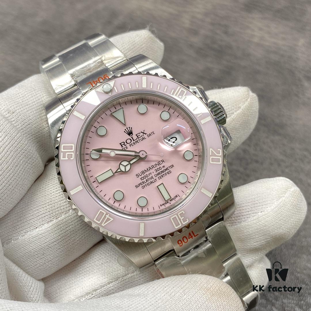 GMF Updates V2 Version Submariner: Reimagined with Heart! GM is dedicated to the continuous refinement and upgrade of Rolex Submariner (Sub) series. This time, it debuts with unprecedented craftsmanship! Presenting the SUB that every watch enthusiast—brothers, uncles, cousins—has been waiting for. Especially introducing the long-anticipated Pink Submariner for female watch lovers. In the past, existing market versions of pink submariners have frequently disappointed due to poor quality and subpar finish: 'Can it be better?' Now, by 'reimagining with heart,' GM elevates the pink dial with a completely upgraded design—not only enhancing texture but also delivering a visually refined experience that closely mirrors the authentic aura of the century-old Rolex brand. This release also features an all-new bracelet design, with each link meticulously inlaid with a red heart emblem by the skilled hands of GM master craftsmen—a heartfelt creation that male watch enthusiasts will undoubtedly appreciate. Special note: This custom bracelet offers a unique charm when paired with Black or Green Submariners as well! Actual product photos from shipment.