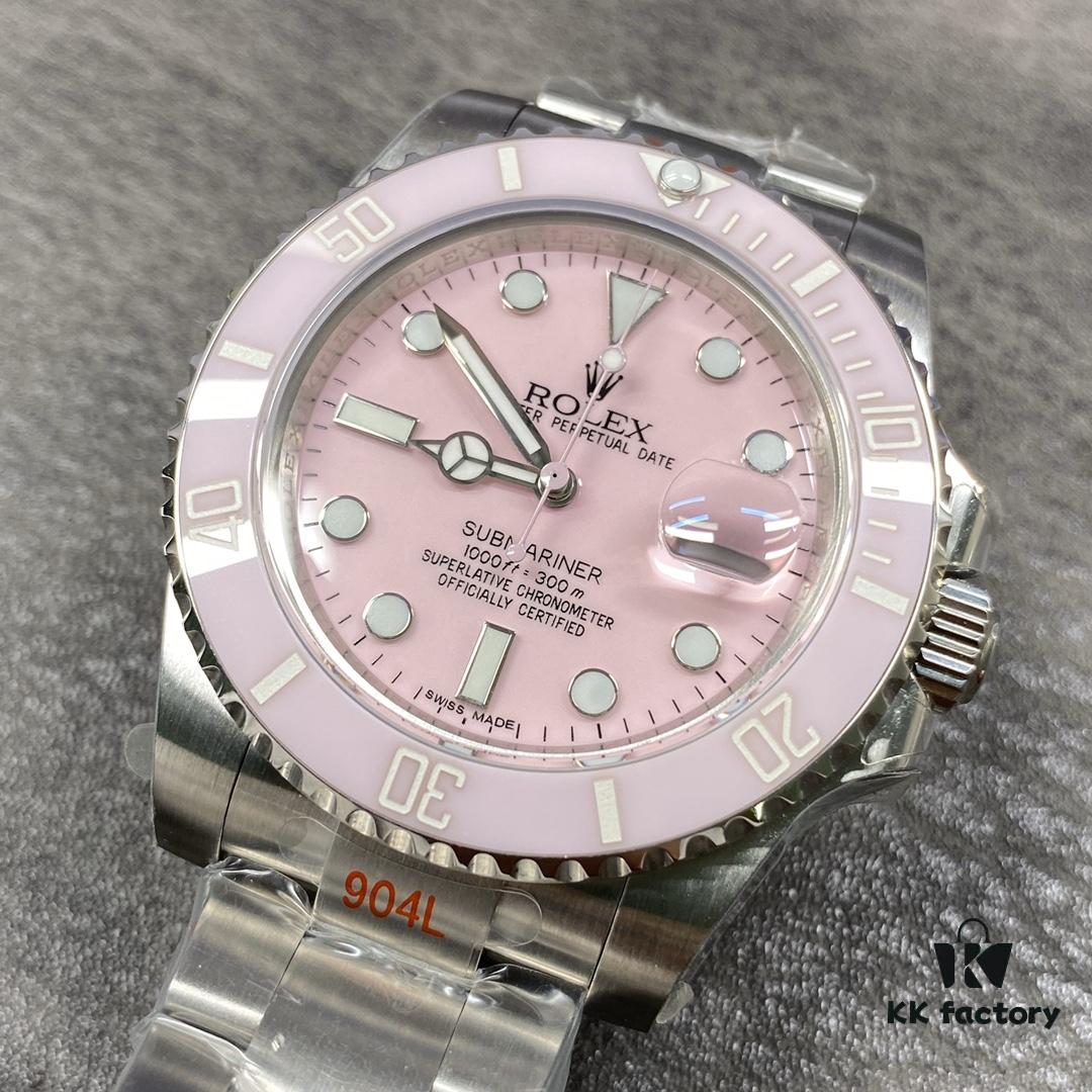 GMF Updates V2 Version Submariner: Reimagined with Heart! GM is dedicated to the continuous refinement and upgrade of Rolex Submariner (Sub) series. This time, it debuts with unprecedented craftsmanship! Presenting the SUB that every watch enthusiast—brothers, uncles, cousins—has been waiting for. Especially introducing the long-anticipated Pink Submariner for female watch lovers. In the past, existing market versions of pink submariners have frequently disappointed due to poor quality and subpar finish: 'Can it be better?' Now, by 'reimagining with heart,' GM elevates the pink dial with a completely upgraded design—not only enhancing texture but also delivering a visually refined experience that closely mirrors the authentic aura of the century-old Rolex brand. This release also features an all-new bracelet design, with each link meticulously inlaid with a red heart emblem by the skilled hands of GM master craftsmen—a heartfelt creation that male watch enthusiasts will undoubtedly appreciate. Special note: This custom bracelet offers a unique charm when paired with Black or Green Submariners as well! Actual product photos from shipment.
