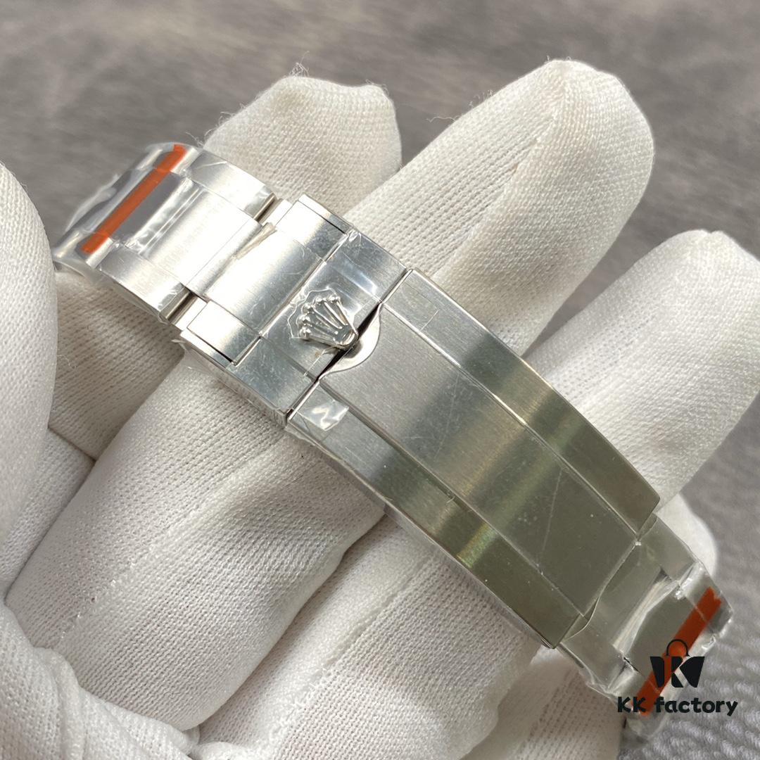 GMF Updates V2 Version Submariner: Reimagined with Heart! GM is dedicated to the continuous refinement and upgrade of Rolex Submariner (Sub) series. This time, it debuts with unprecedented craftsmanship! Presenting the SUB that every watch enthusiast—brothers, uncles, cousins—has been waiting for. Especially introducing the long-anticipated Pink Submariner for female watch lovers. In the past, existing market versions of pink submariners have frequently disappointed due to poor quality and subpar finish: 'Can it be better?' Now, by 'reimagining with heart,' GM elevates the pink dial with a completely upgraded design—not only enhancing texture but also delivering a visually refined experience that closely mirrors the authentic aura of the century-old Rolex brand. This release also features an all-new bracelet design, with each link meticulously inlaid with a red heart emblem by the skilled hands of GM master craftsmen—a heartfelt creation that male watch enthusiasts will undoubtedly appreciate. Special note: This custom bracelet offers a unique charm when paired with Black or Green Submariners as well! Actual product photos from shipment.