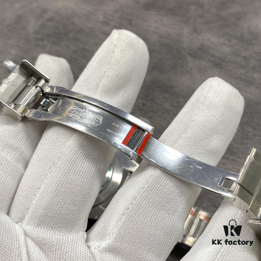 GMF Updates V2 Version Submariner: Reimagined with Heart! GM is dedicated to the continuous refinement and upgrade of Rolex Submariner (Sub) series. This time, it debuts with unprecedented craftsmanship! Presenting the SUB that every watch enthusiast—brothers, uncles, cousins—has been waiting for. Especially introducing the long-anticipated Pink Submariner for female watch lovers. In the past, existing market versions of pink submariners have frequently disappointed due to poor quality and subpar finish: 'Can it be better?' Now, by 'reimagining with heart,' GM elevates the pink dial with a completely upgraded design—not only enhancing texture but also delivering a visually refined experience that closely mirrors the authentic aura of the century-old Rolex brand. This release also features an all-new bracelet design, with each link meticulously inlaid with a red heart emblem by the skilled hands of GM master craftsmen—a heartfelt creation that male watch enthusiasts will undoubtedly appreciate. Special note: This custom bracelet offers a unique charm when paired with Black or Green Submariners as well! Actual product photos from shipment.