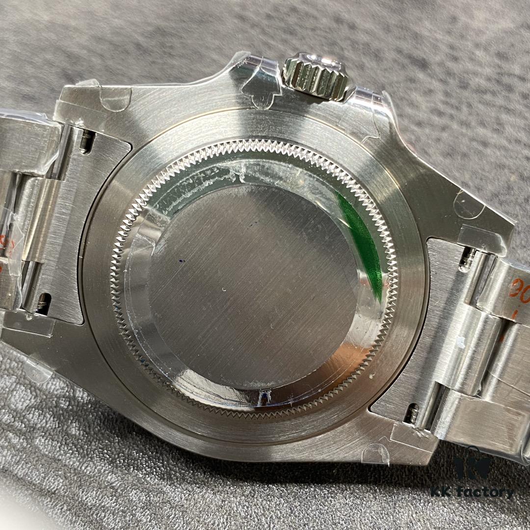 GMF Updates V2 Version Submariner: Reimagined with Heart! GM is dedicated to the continuous refinement and upgrade of Rolex Submariner (Sub) series. This time, it debuts with unprecedented craftsmanship! Presenting the SUB that every watch enthusiast—brothers, uncles, cousins—has been waiting for. Especially introducing the long-anticipated Pink Submariner for female watch lovers. In the past, existing market versions of pink submariners have frequently disappointed due to poor quality and subpar finish: 'Can it be better?' Now, by 'reimagining with heart,' GM elevates the pink dial with a completely upgraded design—not only enhancing texture but also delivering a visually refined experience that closely mirrors the authentic aura of the century-old Rolex brand. This release also features an all-new bracelet design, with each link meticulously inlaid with a red heart emblem by the skilled hands of GM master craftsmen—a heartfelt creation that male watch enthusiasts will undoubtedly appreciate. Special note: This custom bracelet offers a unique charm when paired with Black or Green Submariners as well! Actual product photos from shipment.