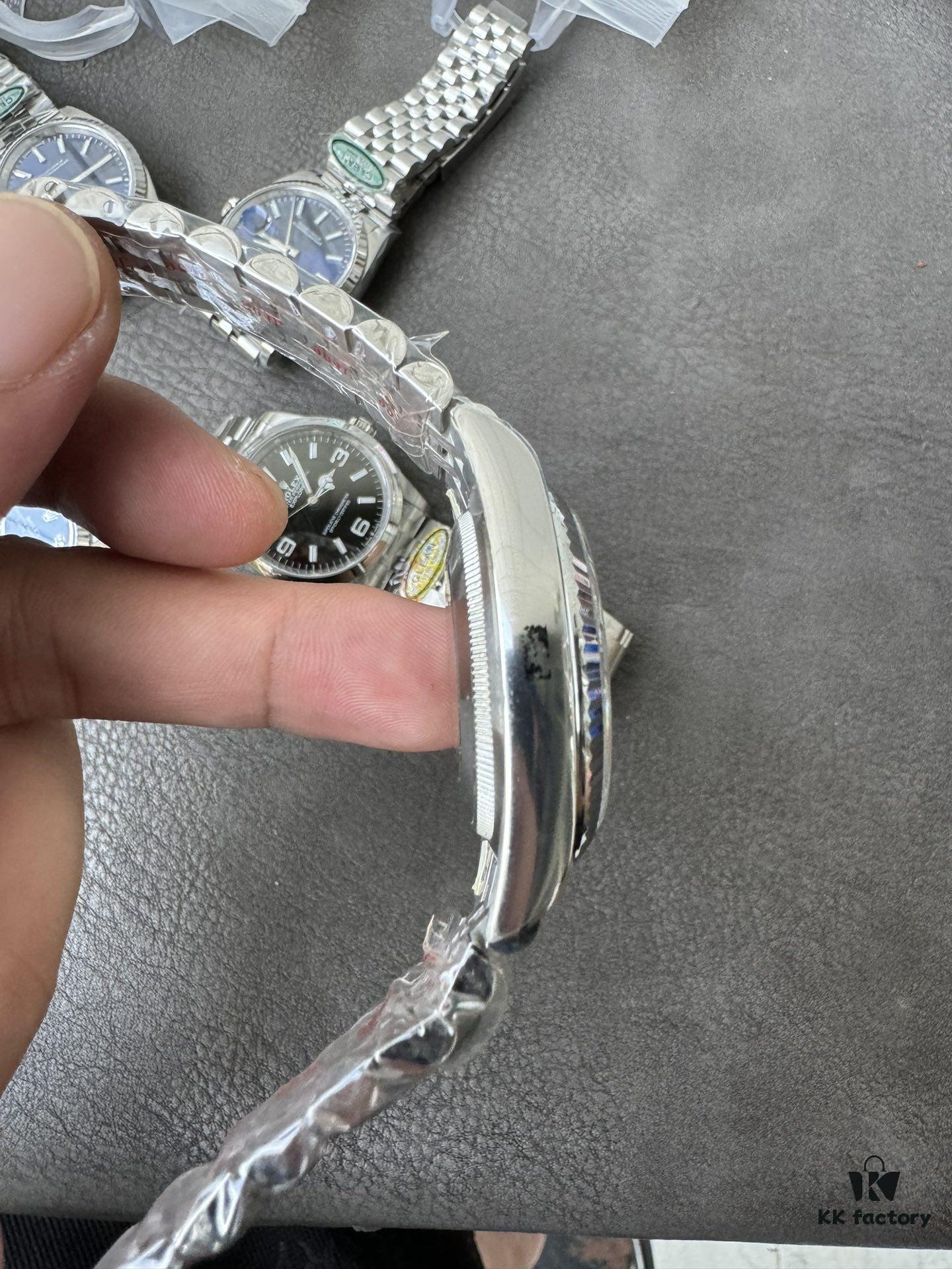 Clean 36mm Green Dial Date Display