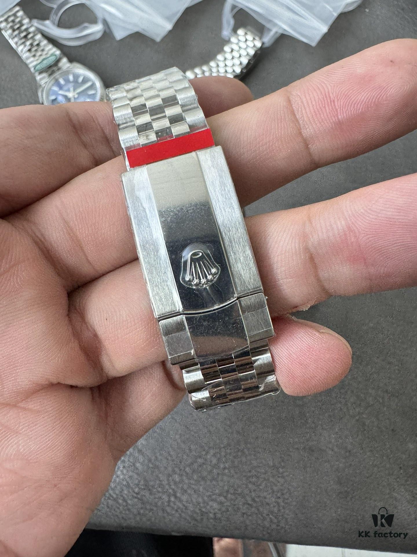 Clean 36mm Green Dial Date Display