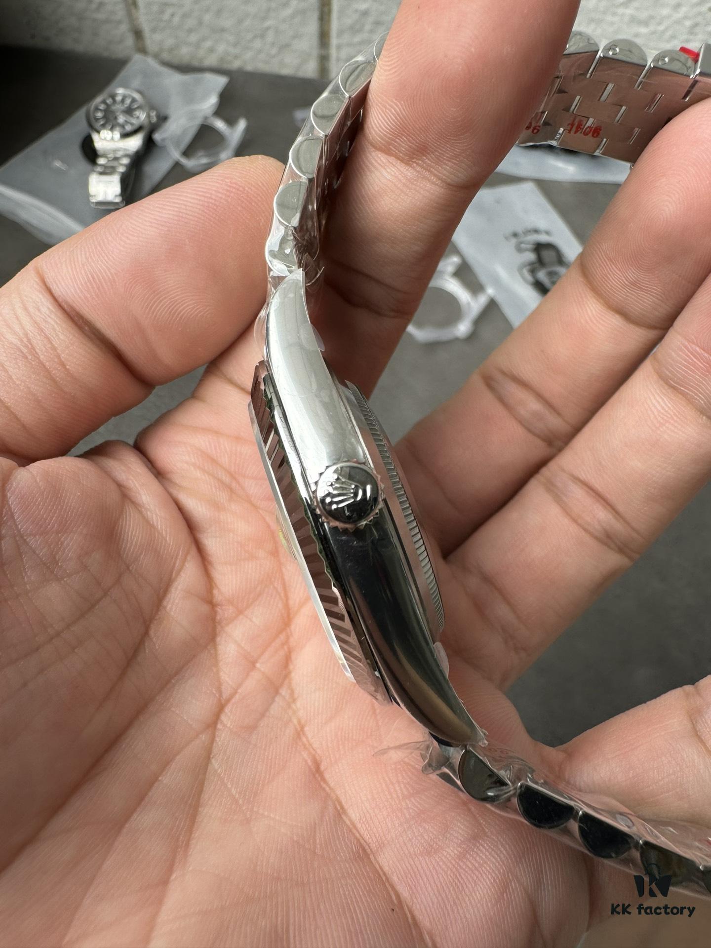 Clean 41 Silver Dial Watch