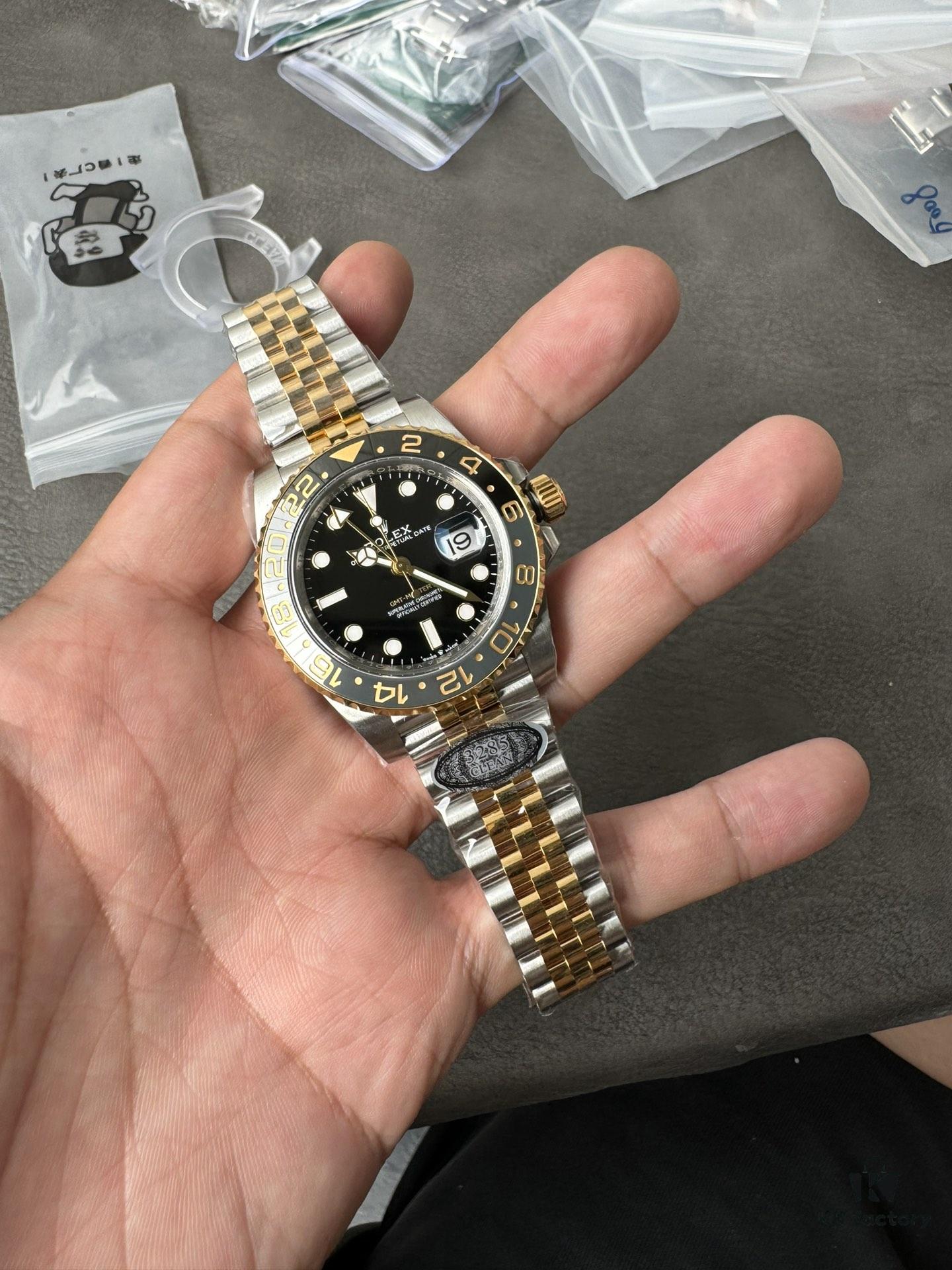 Clean Greenwich Two-Tone Gold Leather Bezel