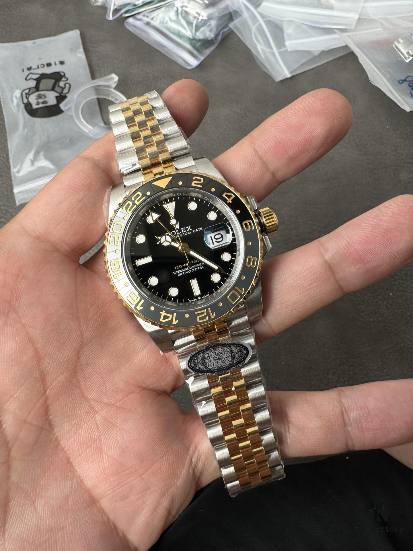 Clean Greenwich Two-Tone Gold Leather Bezel